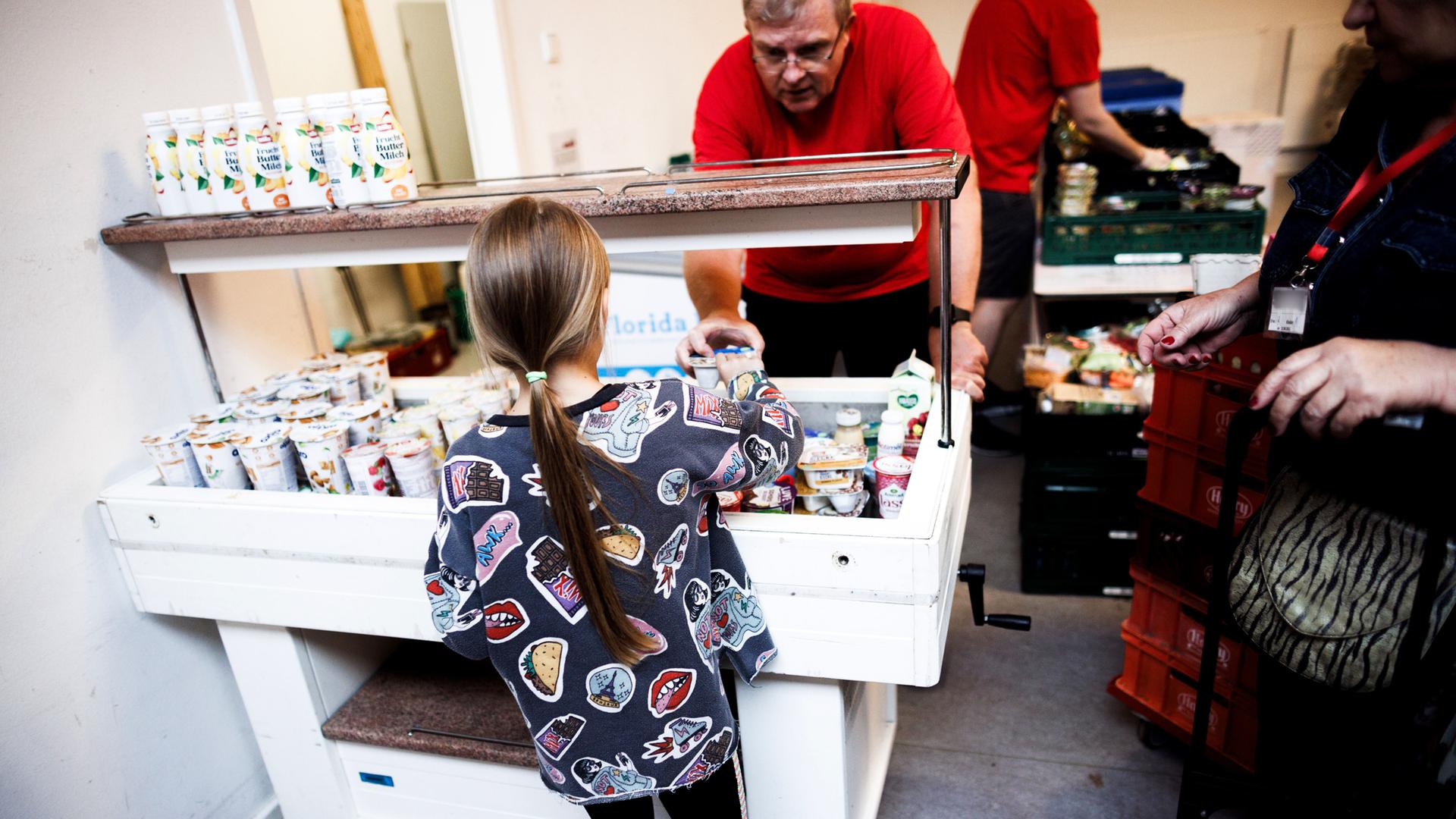 Ein Kind steht vor einer Ausgabestelle der Berliner Tafel, 03.07.2023.