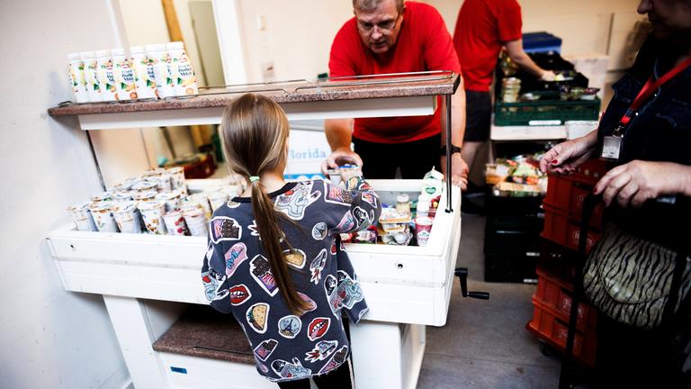 Ein Kind steht vor einer Ausgabestelle der Berliner Tafel, 03.07.2023.