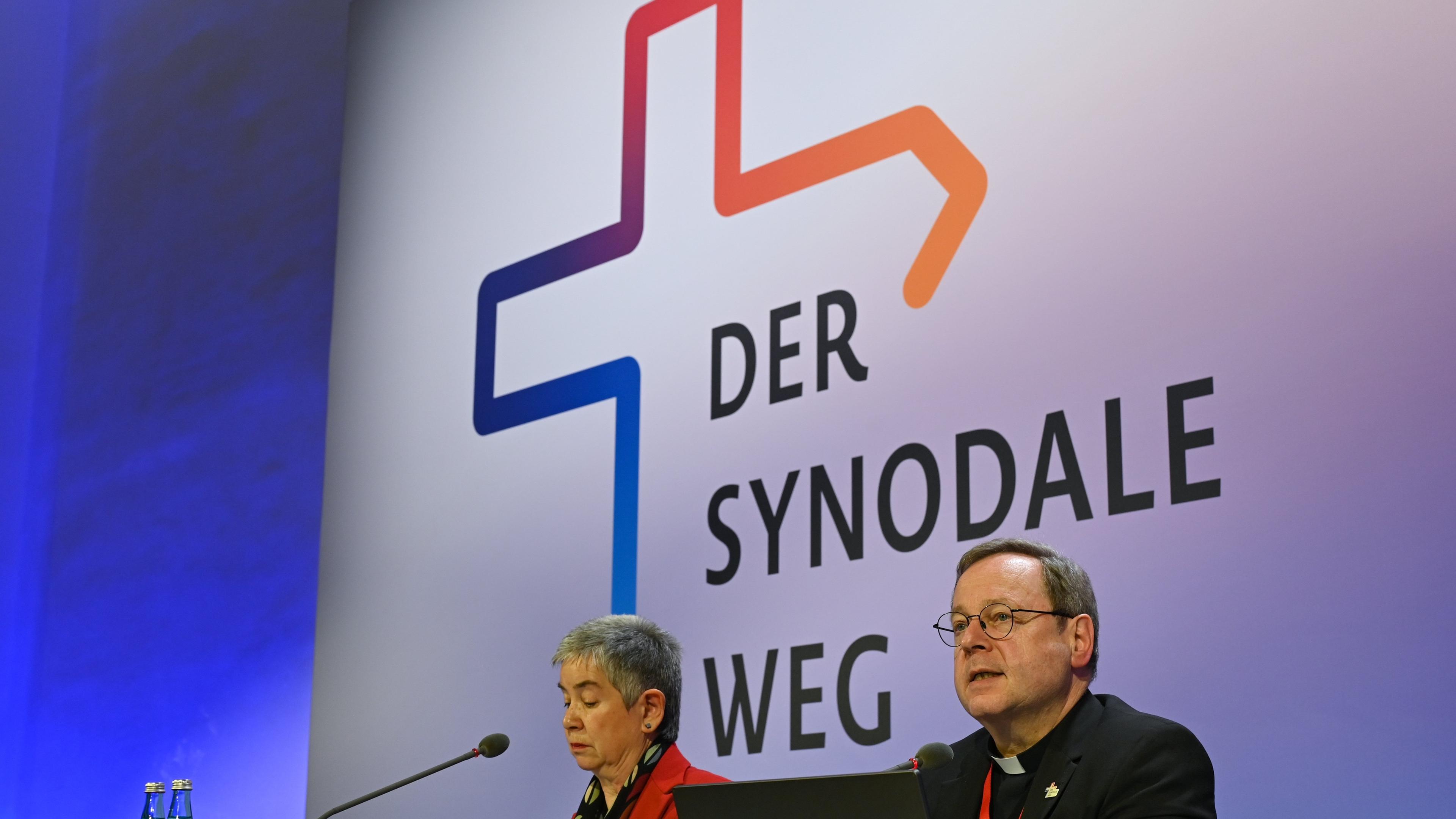 Irme Stetter-Karp, Präsidentin vom Zentralkomitee der deutschen Katholiken und Präsidentin des Synodalen Weges, und Georg Bätzing, Bischof von Limburg, Vorsitzender der Deutschen Bischofskonferenz und Präsident des Synodalen Weges, eröffnen die Synodalversammlung