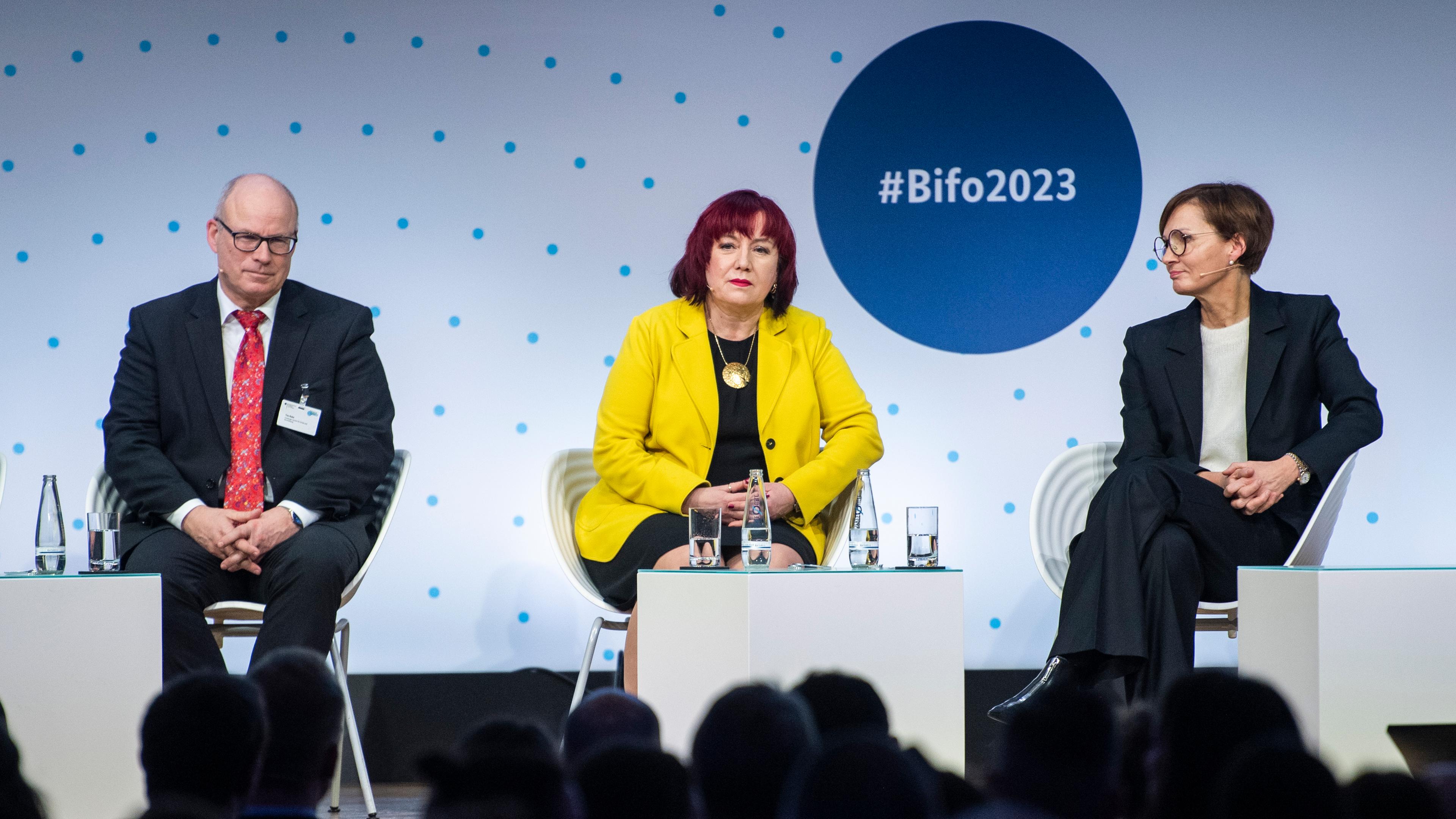 Ties Rabe, Astrid-Sabine Busse und Bettina Stark-Watzinger beim Bildungsgipfel am 14.03.2023 in Berlin.
