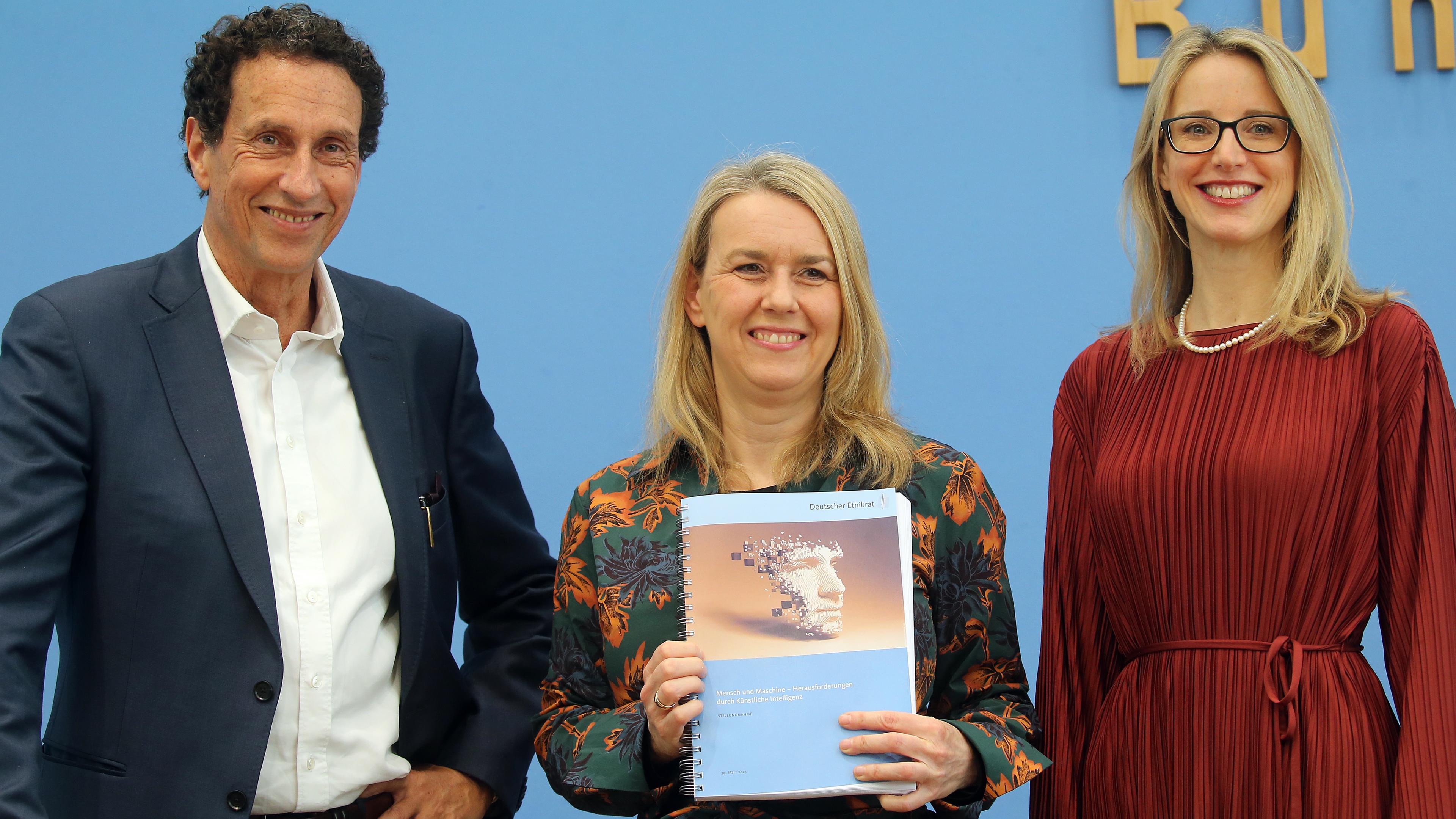 Mitglieder des deutschen Ethikrates geben vor der Bundespressekonferenz eine Stellungnahme. Berlin, 20.03.2023