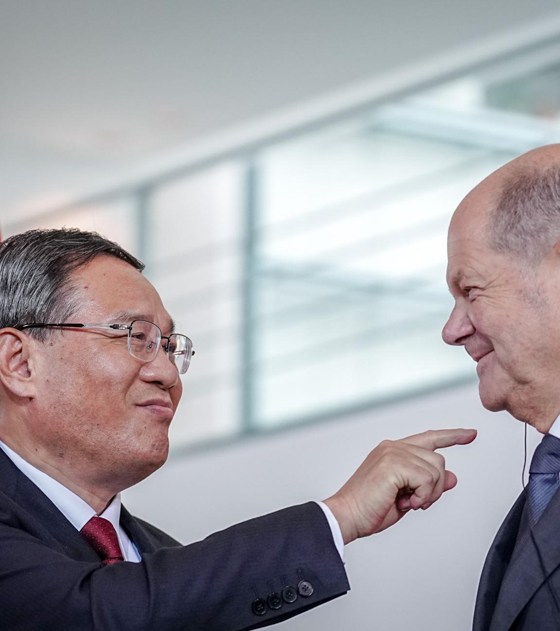 Olaf Scholz und Li Qiang beim Aufeinandertreffen.