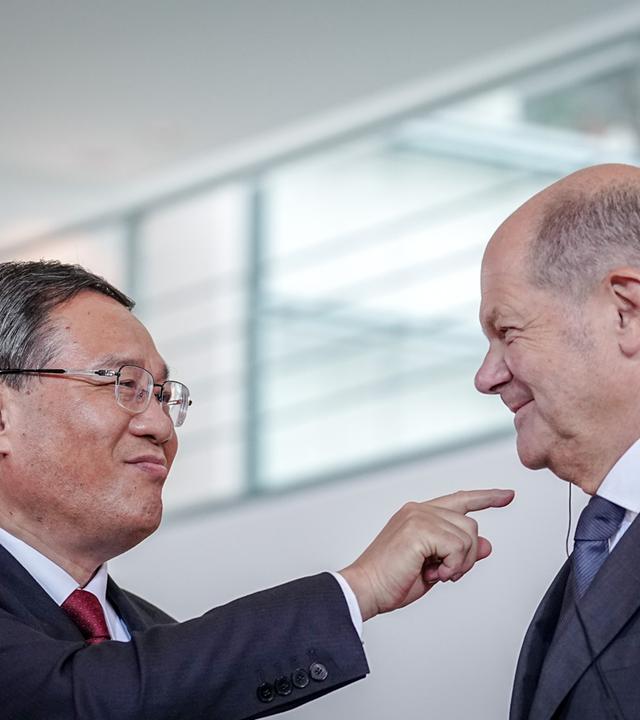 Olaf Scholz und Li Qiang beim Aufeinandertreffen.