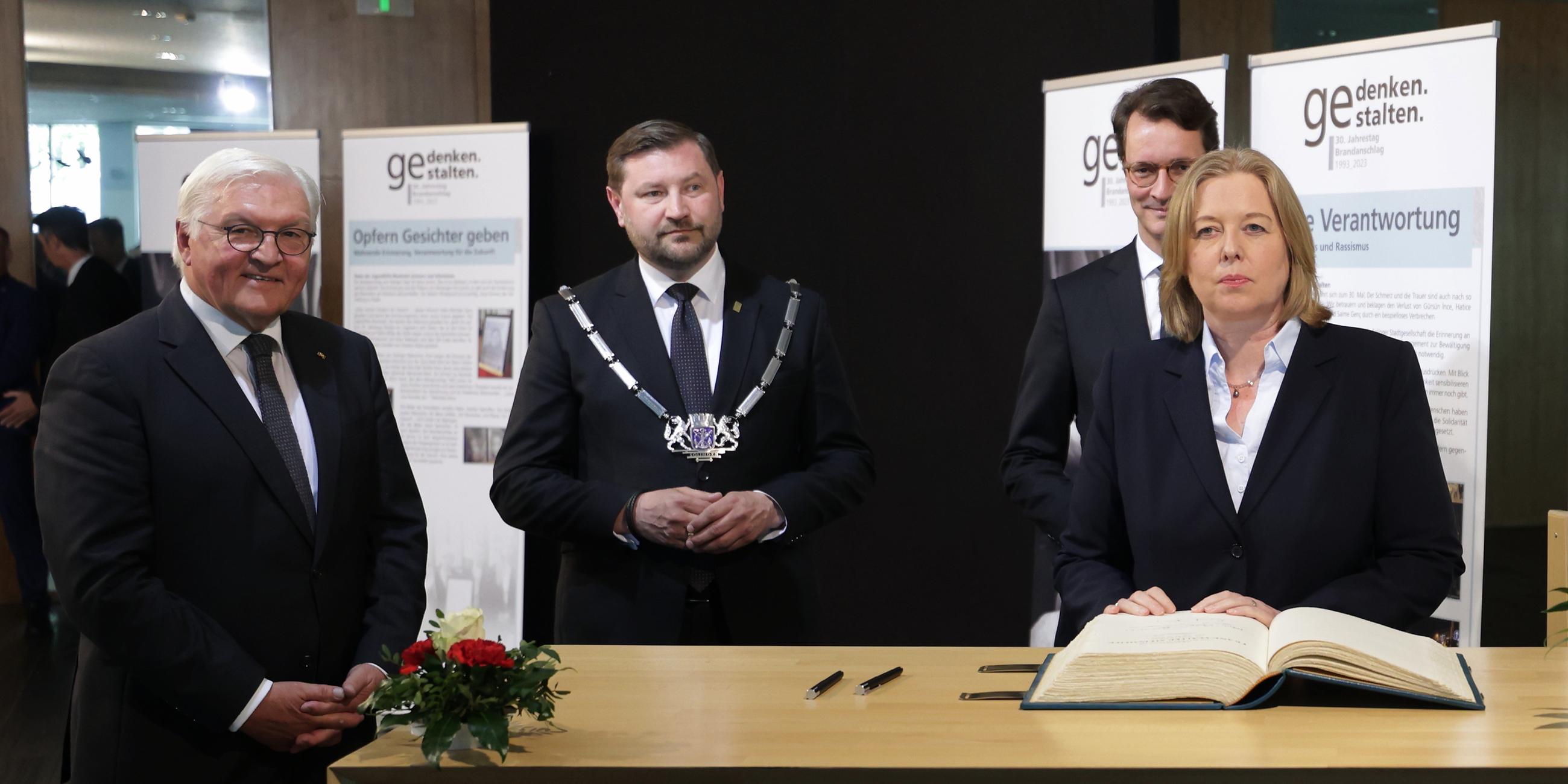 29.05.2023, Solingen, Deutschland: Steinmeier, Kurzbach, Wüst und Bas stehen am Goldenen Buch der Stadt Solingen.