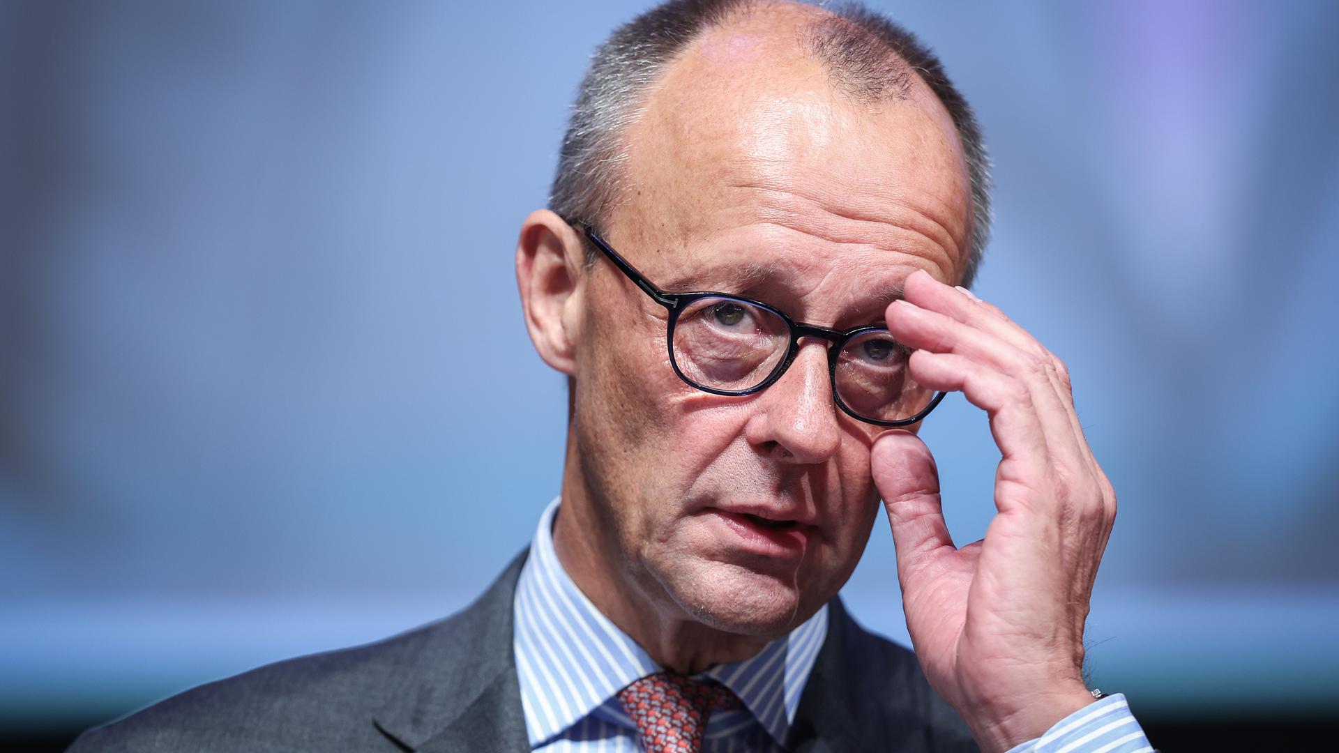Friedrich Merz fasst sich an die Brille, Magdeburg 30.09.2023