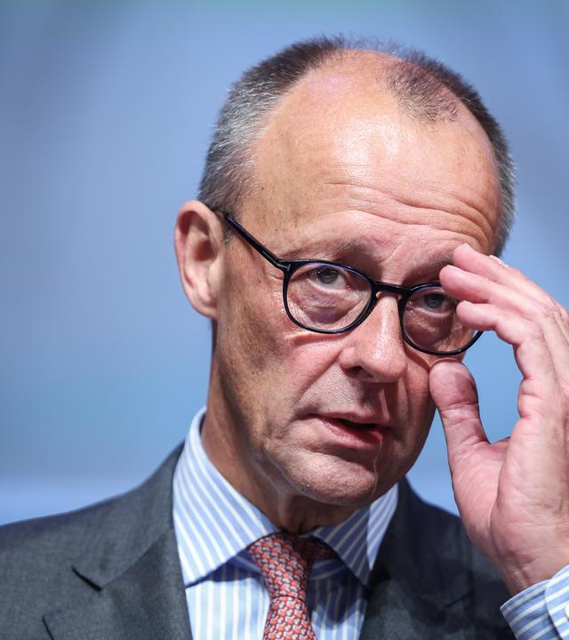 Friedrich Merz fasst sich an die Brille, Magdeburg 30.09.2023