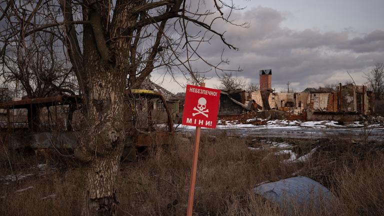 Schild mit der Aufschrift "Minen" in Isjum