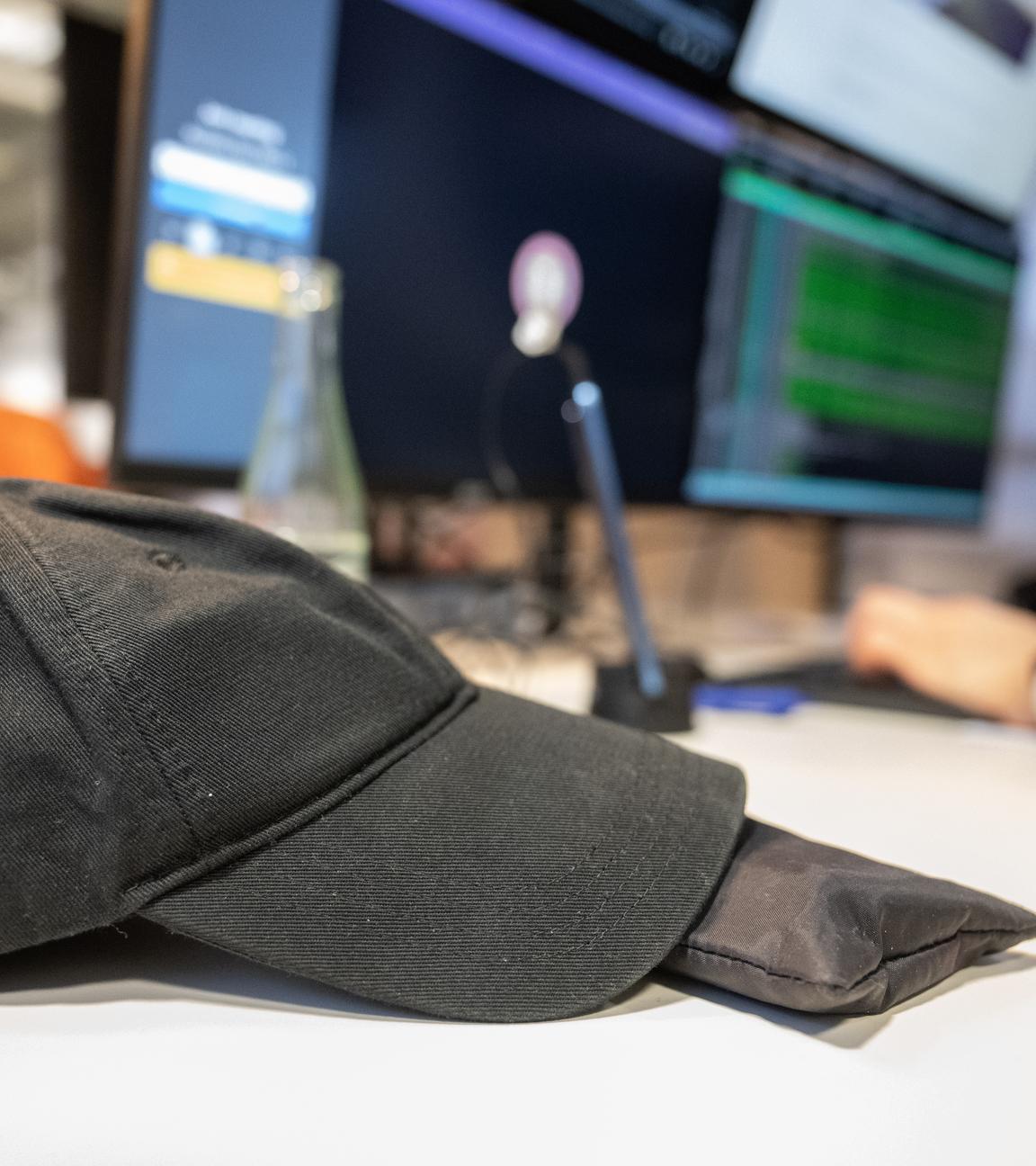 Eine Baseballmütze liegt in einem Coworking-Space auf dem Tisch eines Programmierers. Mit der sogenannten Generation Z kommt gerade eine Gruppe mit viel Macht auf den Arbeitsmarkt. Der Fachkräftemangel und Abgang geburtenstarker Jahrgänge macht es möglich. Unternehmen müssen sich umstellen - aber wie?