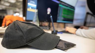 Eine Baseballmütze liegt in einem Coworking-Space auf dem Tisch eines Programmierers. Mit der sogenannten Generation Z kommt gerade eine Gruppe mit viel Macht auf den Arbeitsmarkt. Der Fachkräftemangel und Abgang geburtenstarker Jahrgänge macht es möglich. Unternehmen müssen sich umstellen - aber wie?