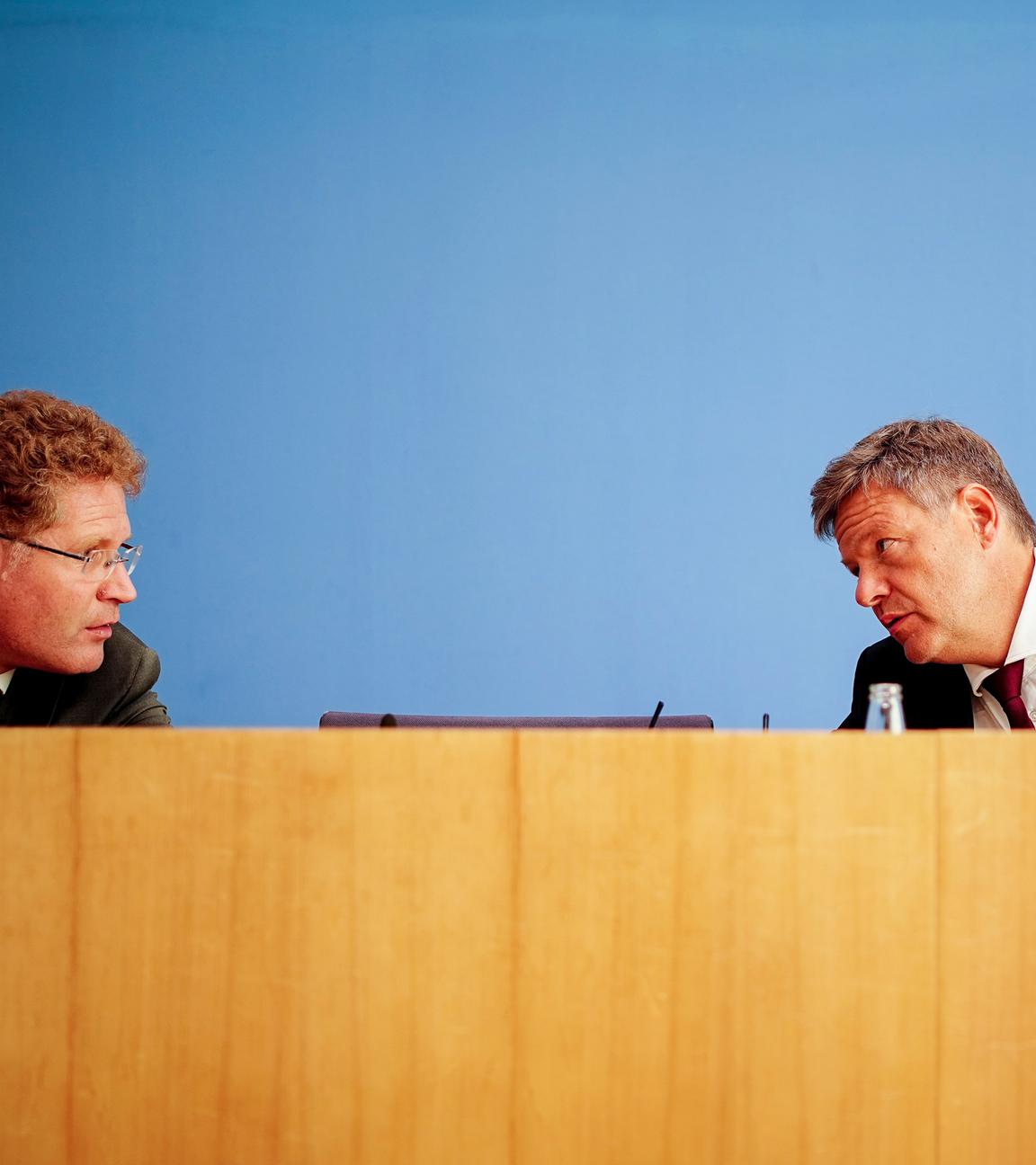 Habeck und Graichen auf dem Podium reden miteinander