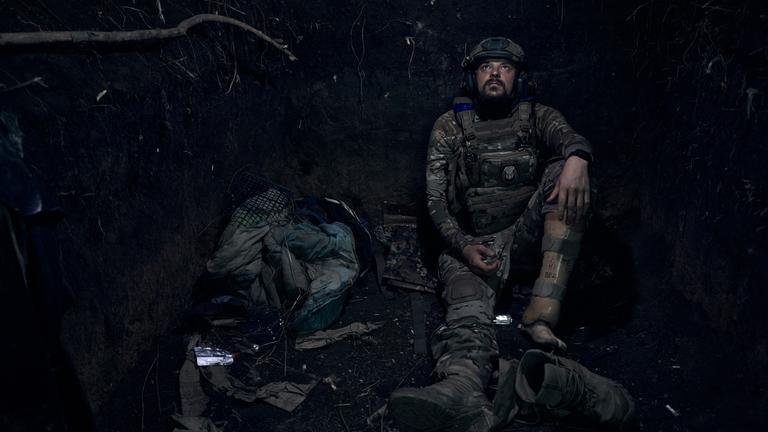 Soldat mit Beinprothese im Krieg