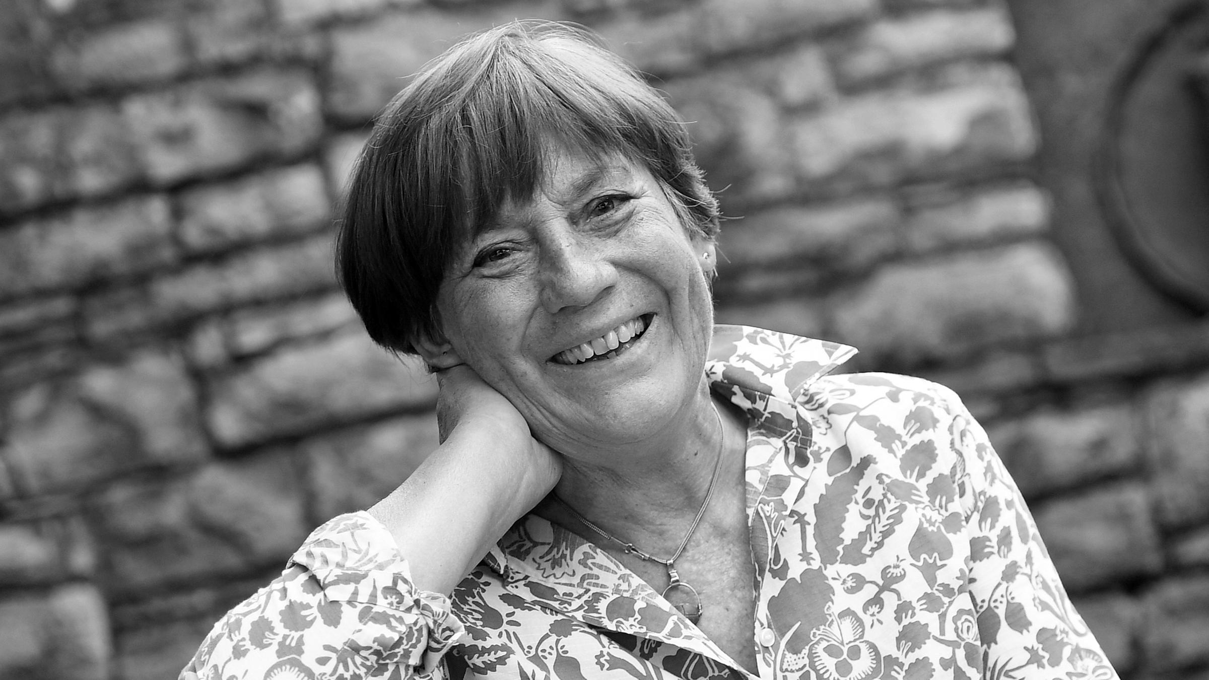 Deutschland, Garmisch-Partenkirchen, 20.07.2020: Rosi Mittermaier sitzt lächelnd.