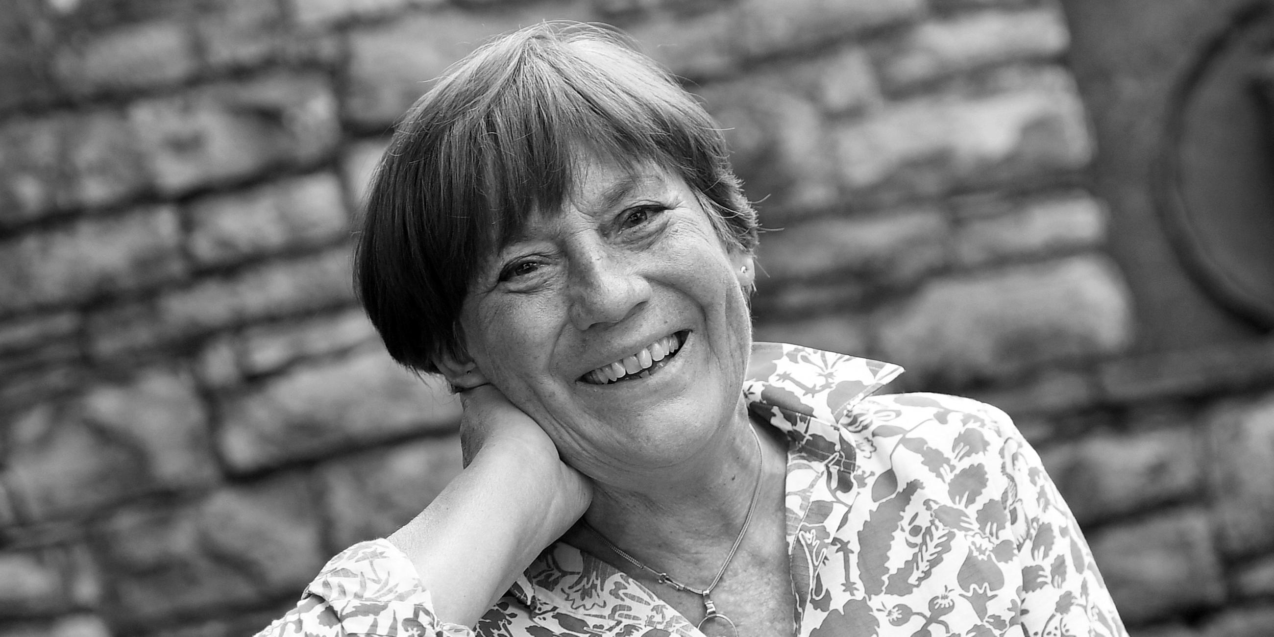 Deutschland, Garmisch-Partenkirchen, 20.07.2020: Rosi Mittermaier sitzt lächelnd.