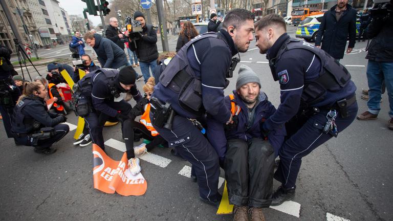 Köln, Deutschland, 06.02.2023: Klimaaktivisten der "Letzten Generation" kleben sich in Köln auf der Straße fest.