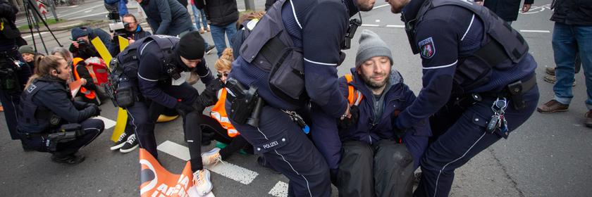 Köln, Deutschland, 06.02.2023: Klimaaktivisten der "Letzten Generation" kleben sich in Köln auf der Straße fest.