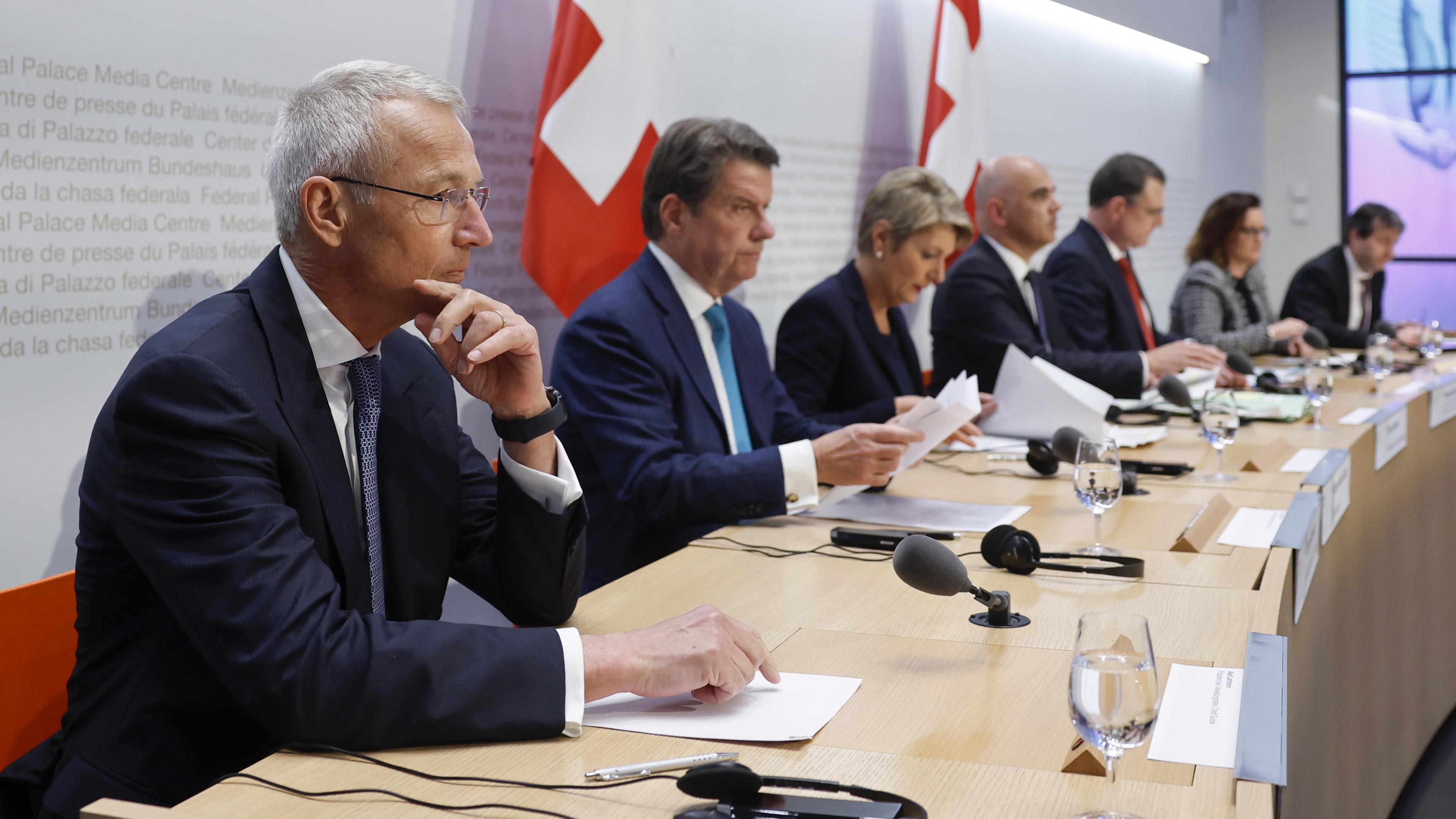 19.03.2023, Bern, Schweiz: Lehmann, Kelleher, Keller-Sutter, Berset, Jordan und Amstad auf einer PK in Bern.
