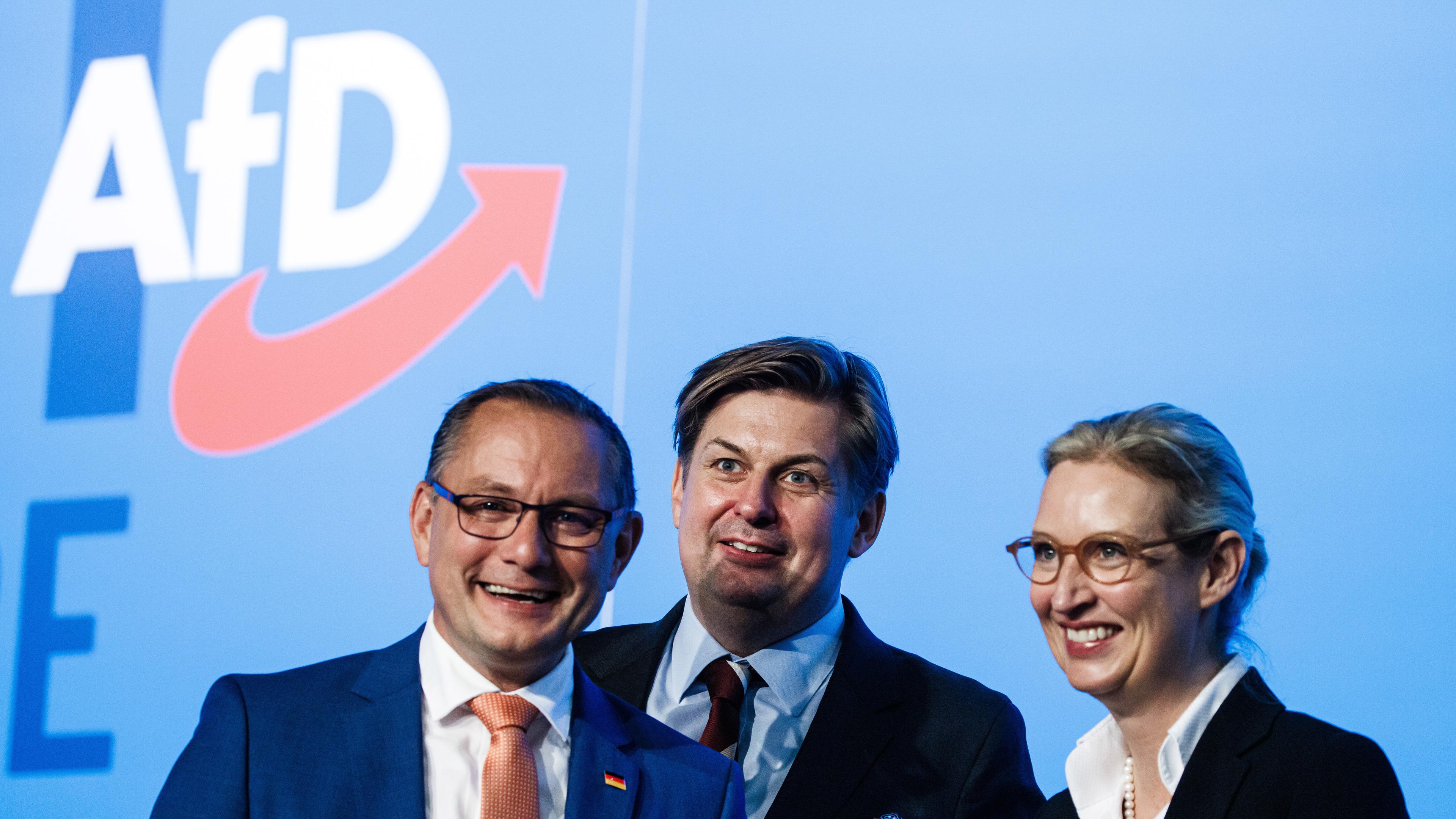 28.07.23., Magdeburg: Tino Chrupalla, Alice Weidel und Maximilian Krah stehen vor einem AfD-Poster.