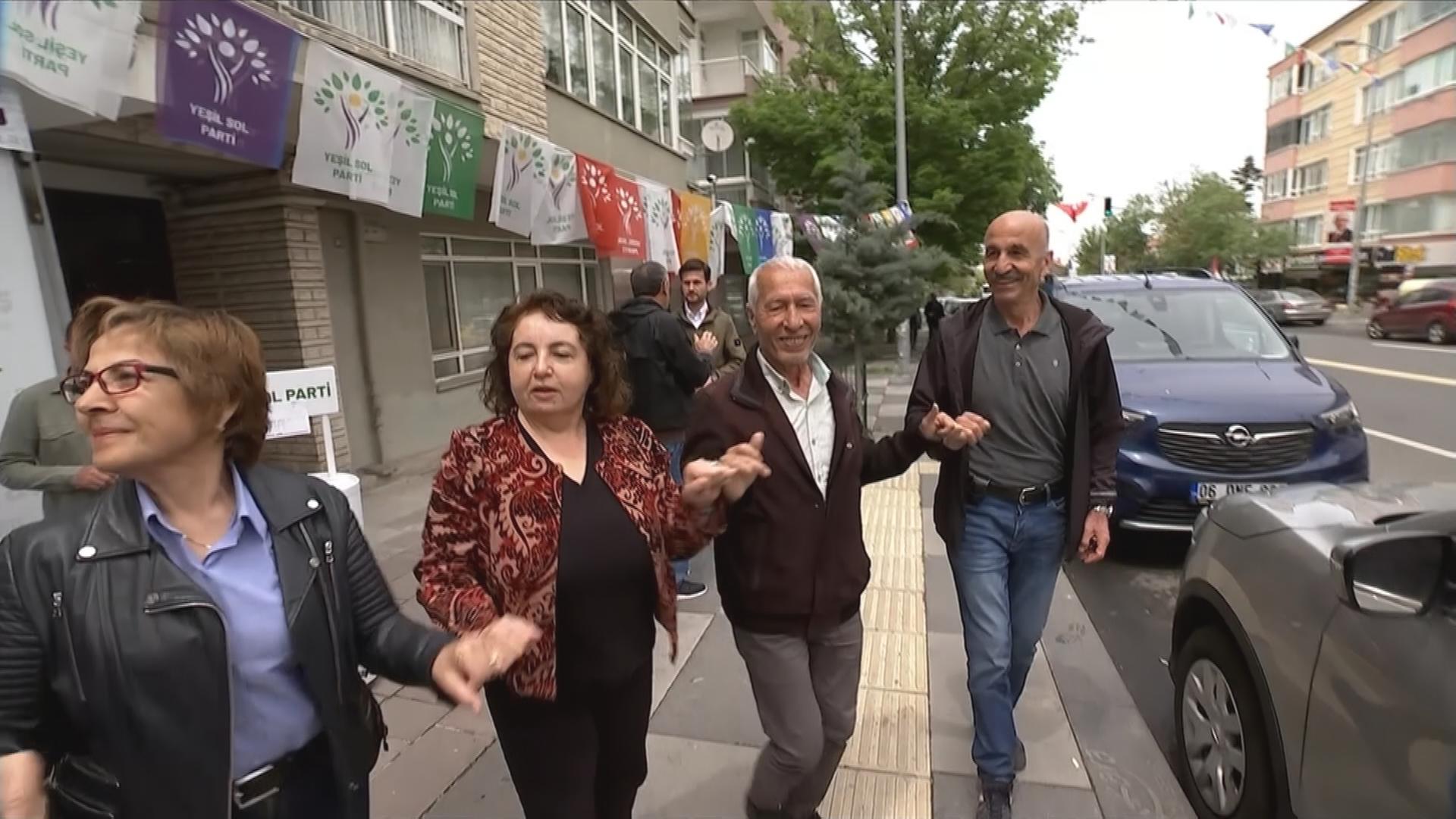 Kurdische Aktivisten tanzen im Wahlkampf auf der Straße. Sie wollen die Era Erdogans beenden.