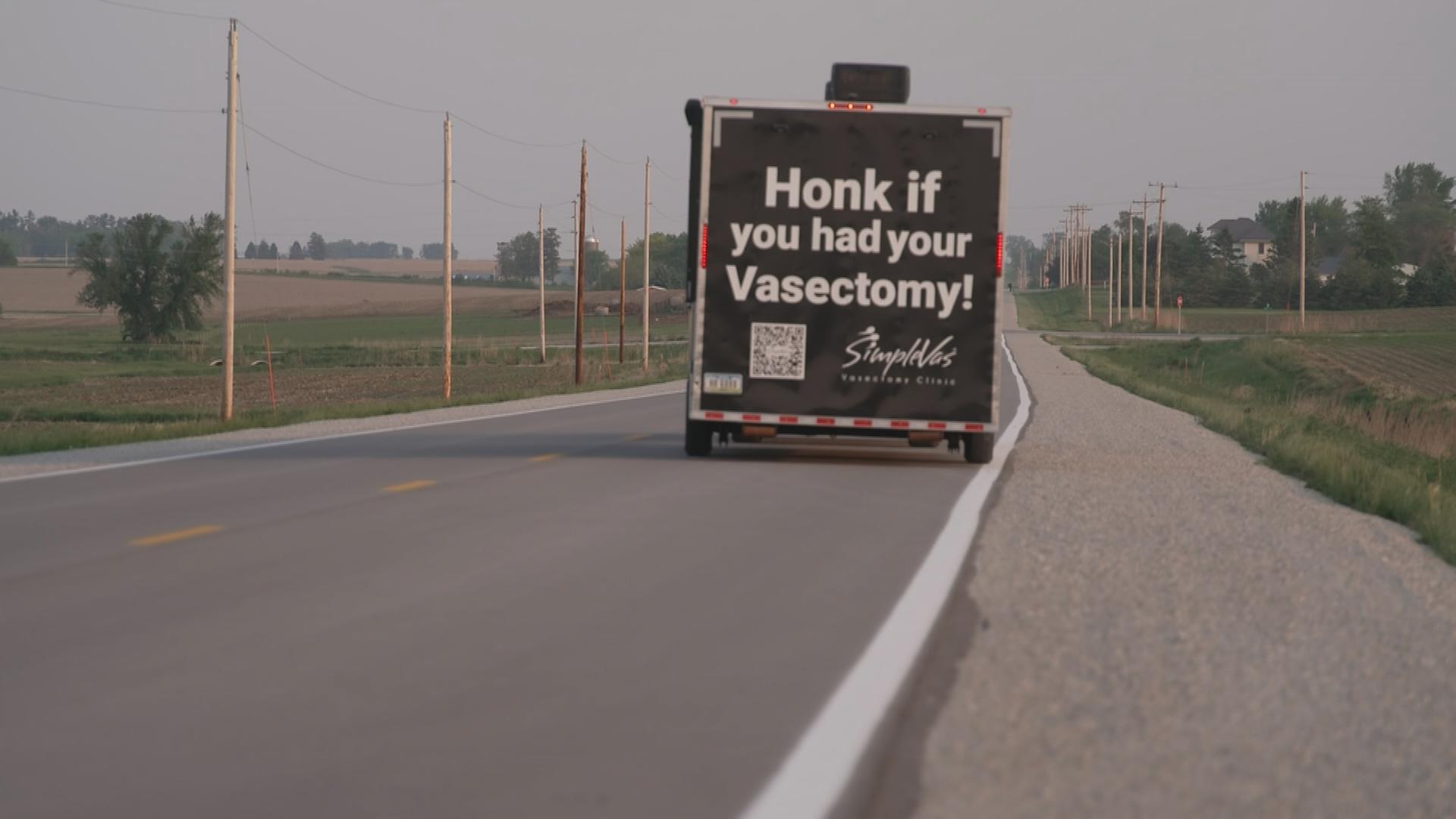 09.06.2023, Iowa, Ein Artzt in seiner mobilen Vasektomieklinik