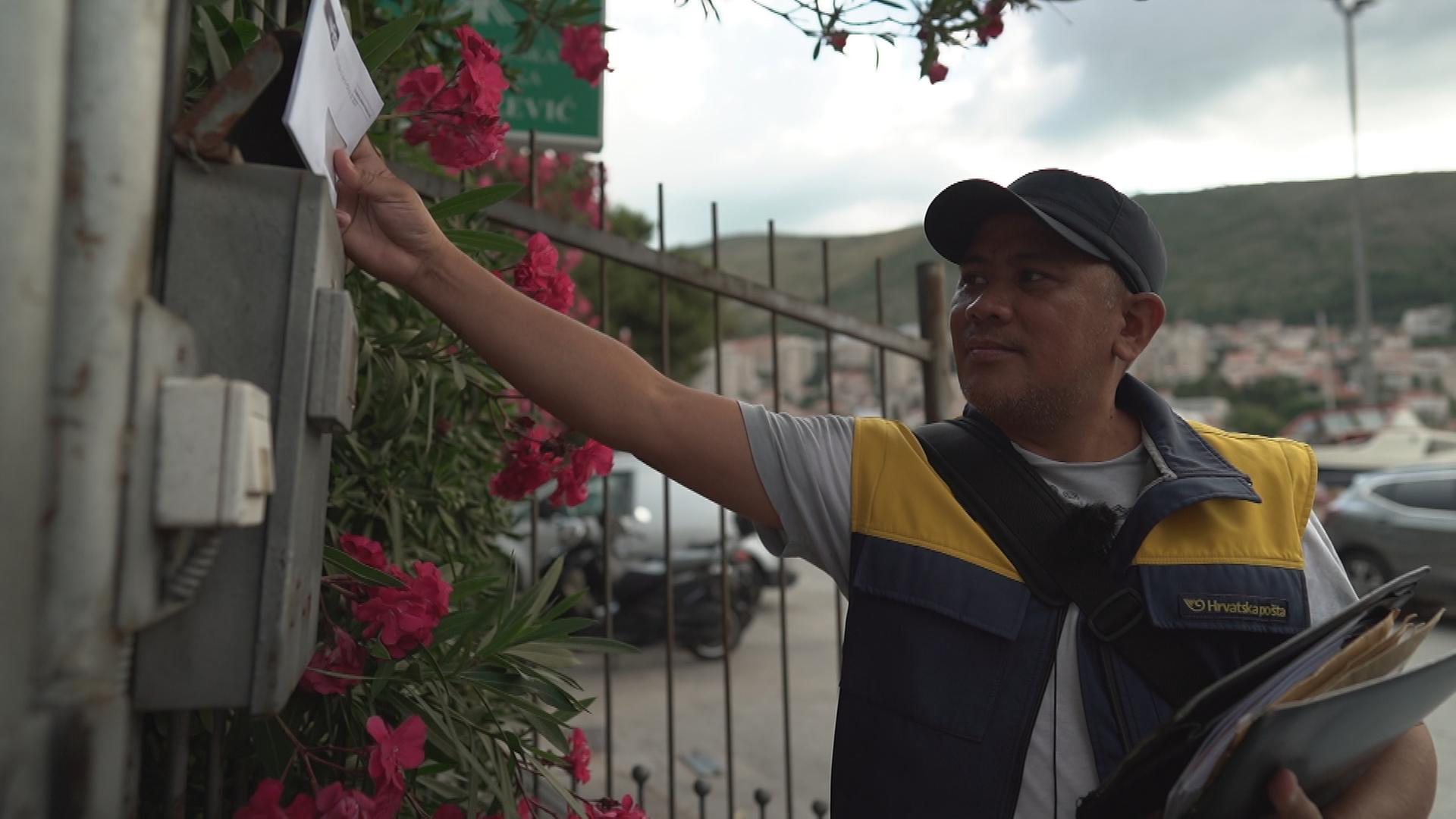 Ein philippinischer Briefträger hilft gegen den Fachkräftemangel in Kroatien.