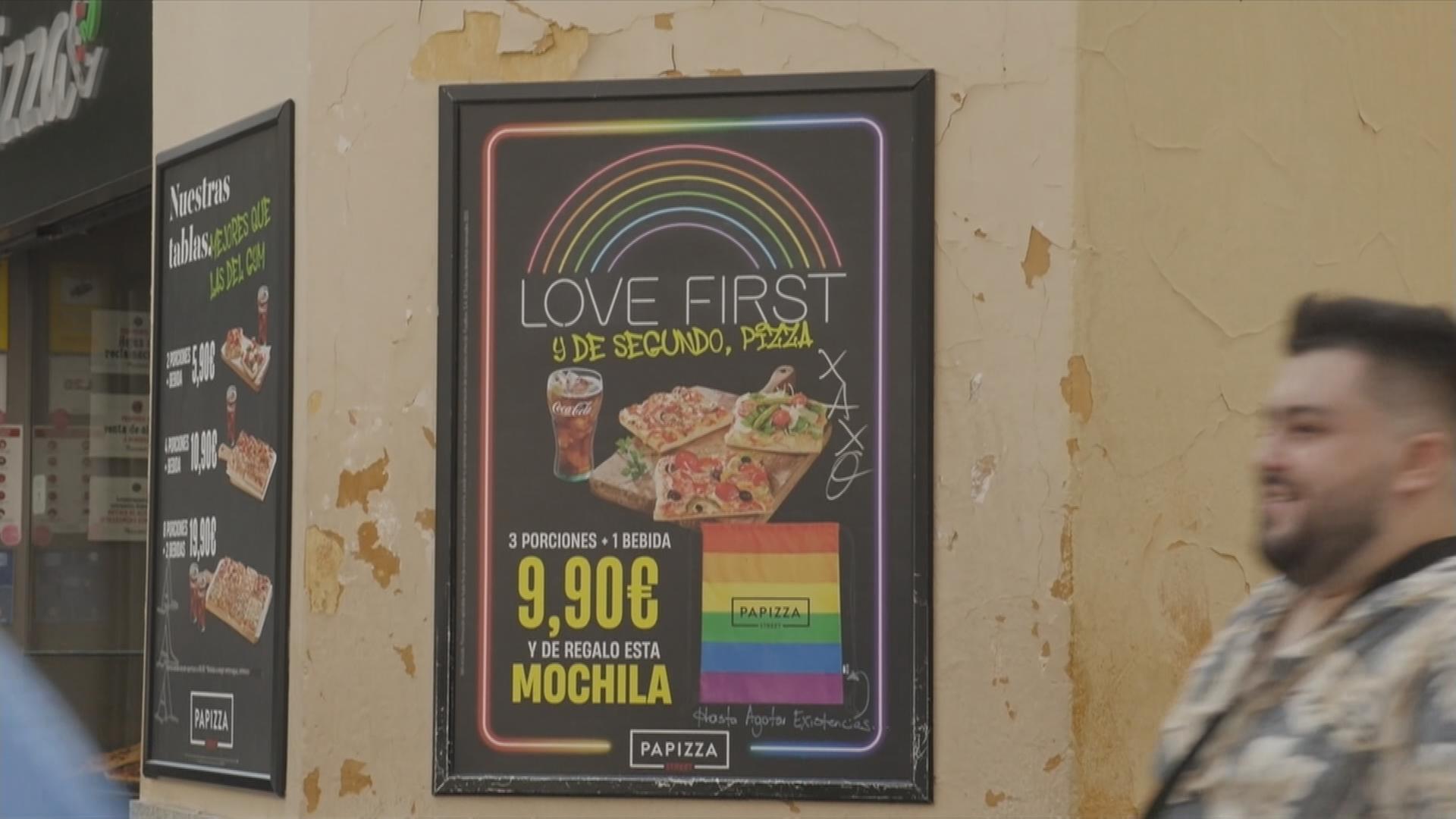 Das Schild eines Restaurants in Madrid sagt: Love first.