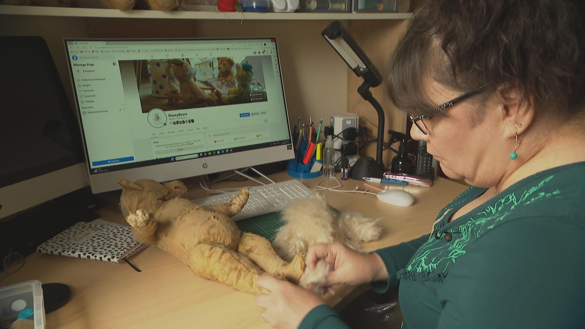 Eine Schneiderin aus Cornwall repariert Teddys.