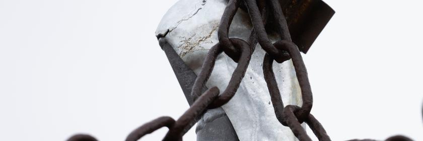 Ketten an einem Mast