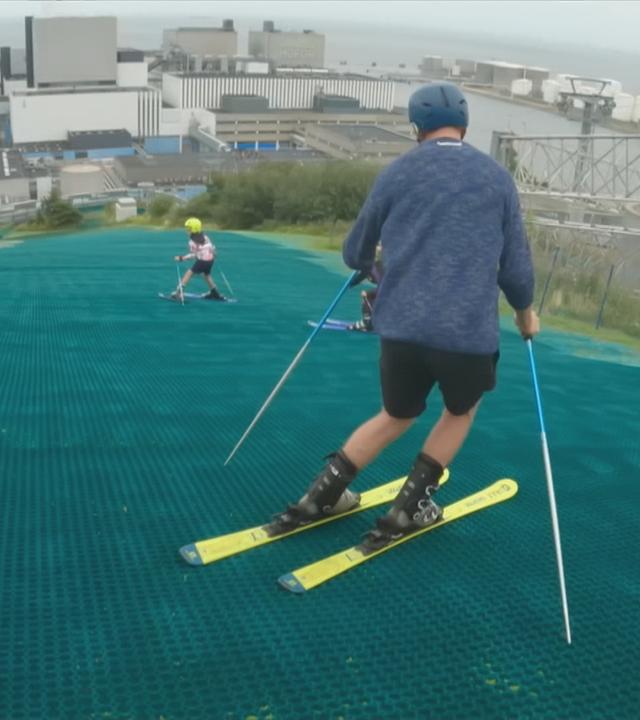Skifahren vom künstlichen Skihügel CopenHill 