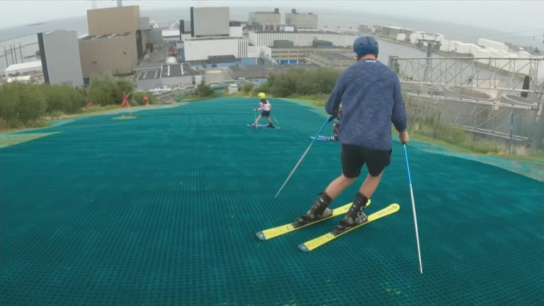 Skifahren vom künstlichen Skihügel CopenHill 