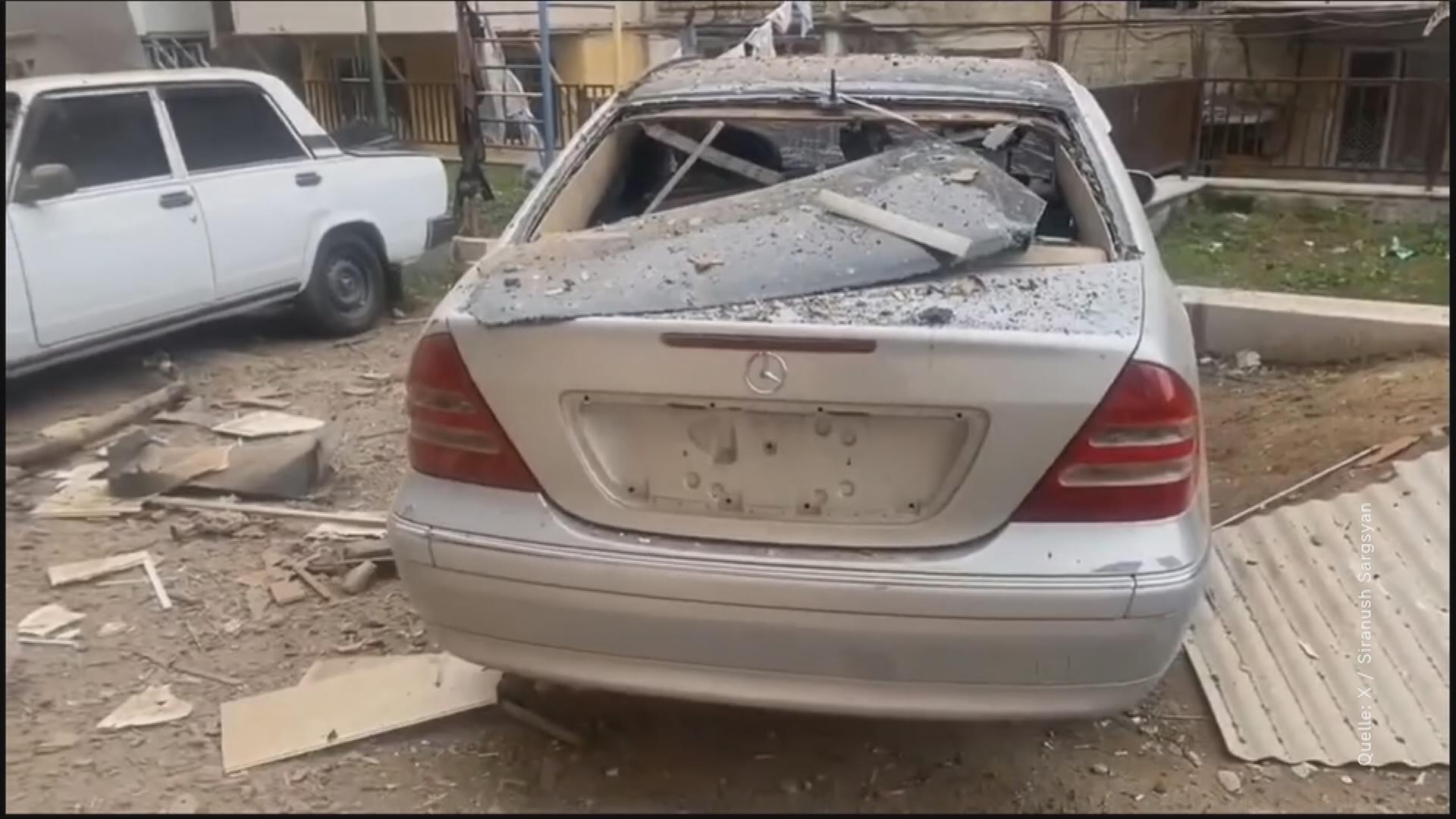 Zerstörtes Auto durch ein Angriff in Bergkarabach