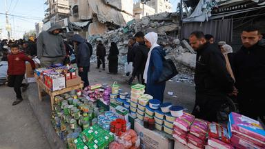 Palästinenser gehen am 10. März 2024 an Ständen vorbei, die in einer Straße in Rafah im südlichen Gazastreifen aufgebaut sind. Die Muslime bereiten sich inmitten der anhaltenden Kämpfe zwischen Israel und der militanten palästinensischen Gruppe Hamas auf den heiligen Fastenmonat Ramadan vor.