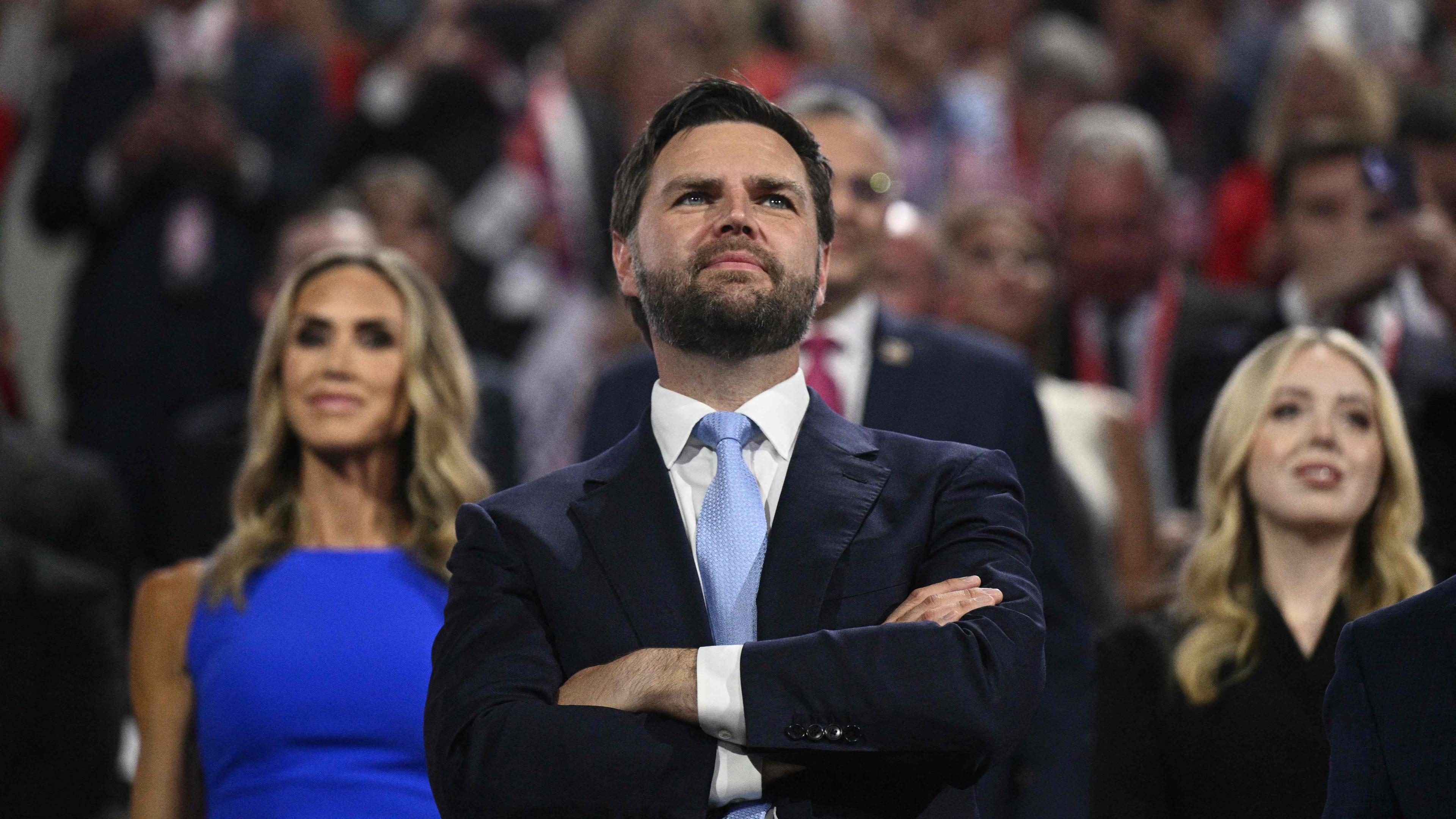 Der US-Senator aus Ohio und republikanische Vizepräsidentschaftskandidat 2024, J. D. Vance, nimmt am ersten Tag der Republican National Convention 2024 im Fiserv Forum in Milwaukee, Wisconsin, am 15. Juli 2024 teil.