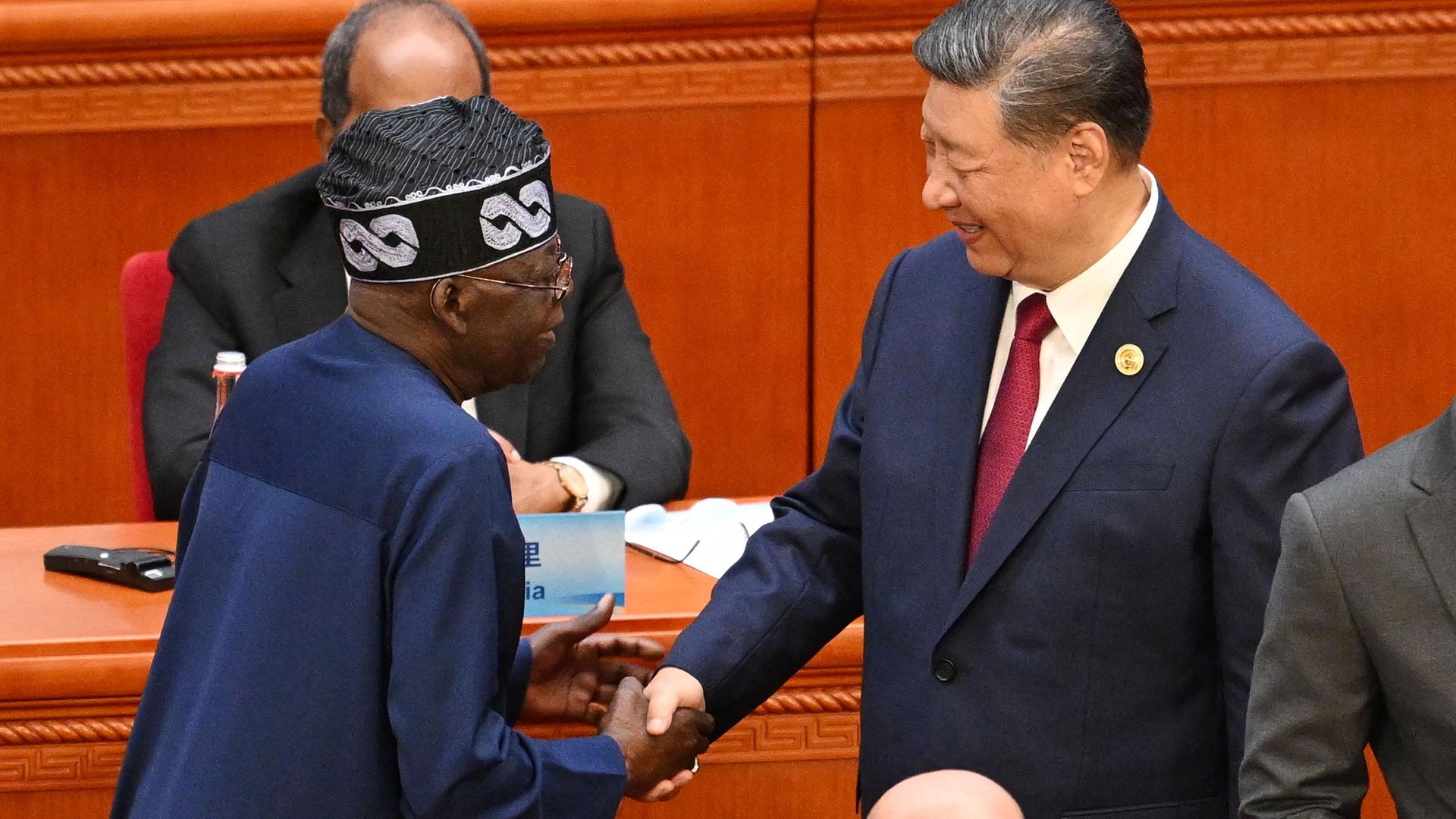 Nigerias Präsident Bola Ahmed Tinubu (L) wird vom chinesischen Präsidenten Xi Jinping beglückwünscht, nachdem er bei der Eröffnungszeremonie des Forums für chinesisch-afrikanische Zusammenarbeit (FOCAC) in der Großen Halle des Volkes in Peking am 5. September 2024 gesprochen hat.
