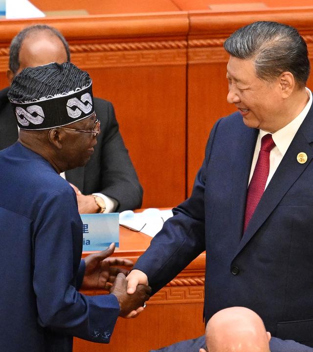 Nigerias Präsident Bola Ahmed Tinubu (L) wird vom chinesischen Präsidenten Xi Jinping beglückwünscht, nachdem er bei der Eröffnungszeremonie des Forums für chinesisch-afrikanische Zusammenarbeit (FOCAC) in der Großen Halle des Volkes in Peking am 5. September 2024 gesprochen hat.