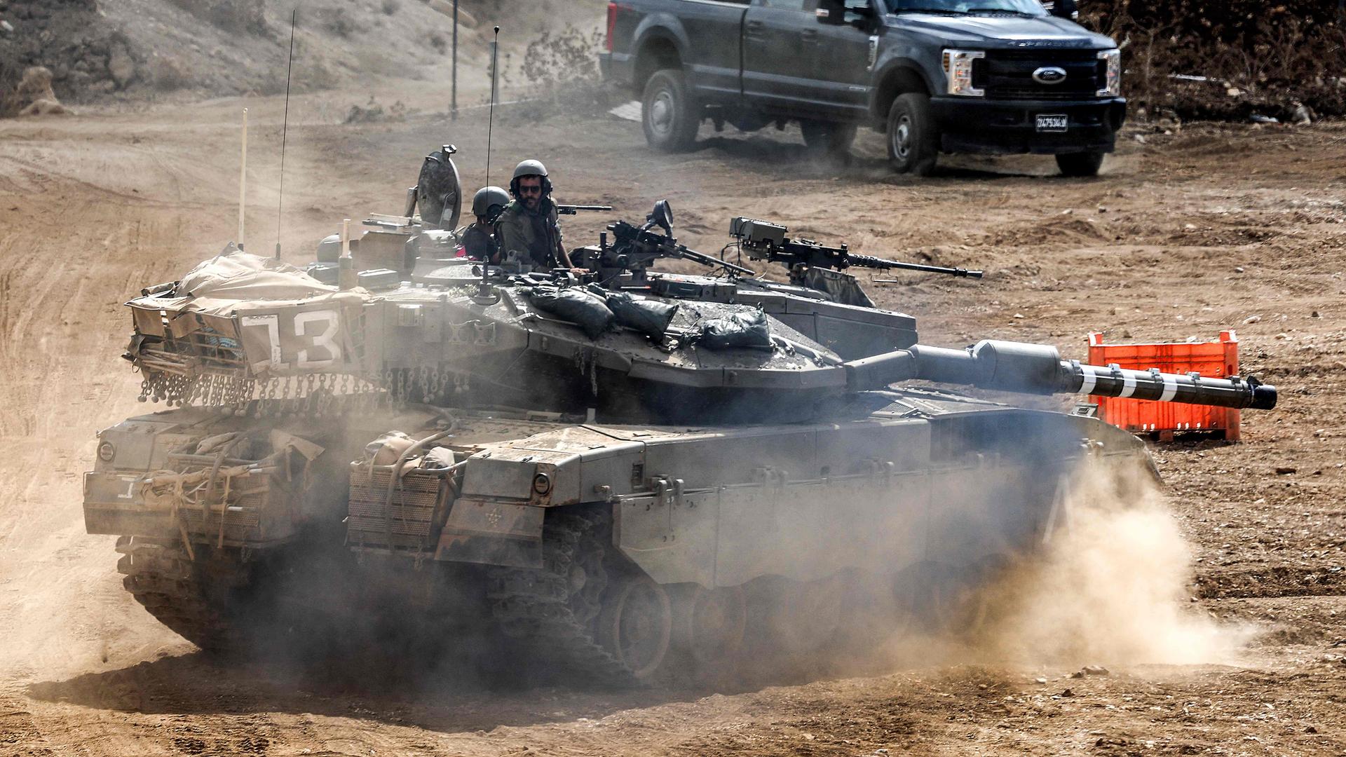 Ein Kampfpanzer der israelischen Armee bewegt sich an der Grenze zum Libanon im Norden Israels am 1. Oktober 2024.
