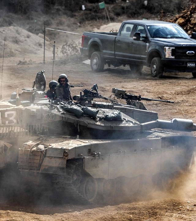 Ein Kampfpanzer der israelischen Armee bewegt sich an der Grenze zum Libanon im Norden Israels am 1. Oktober 2024.