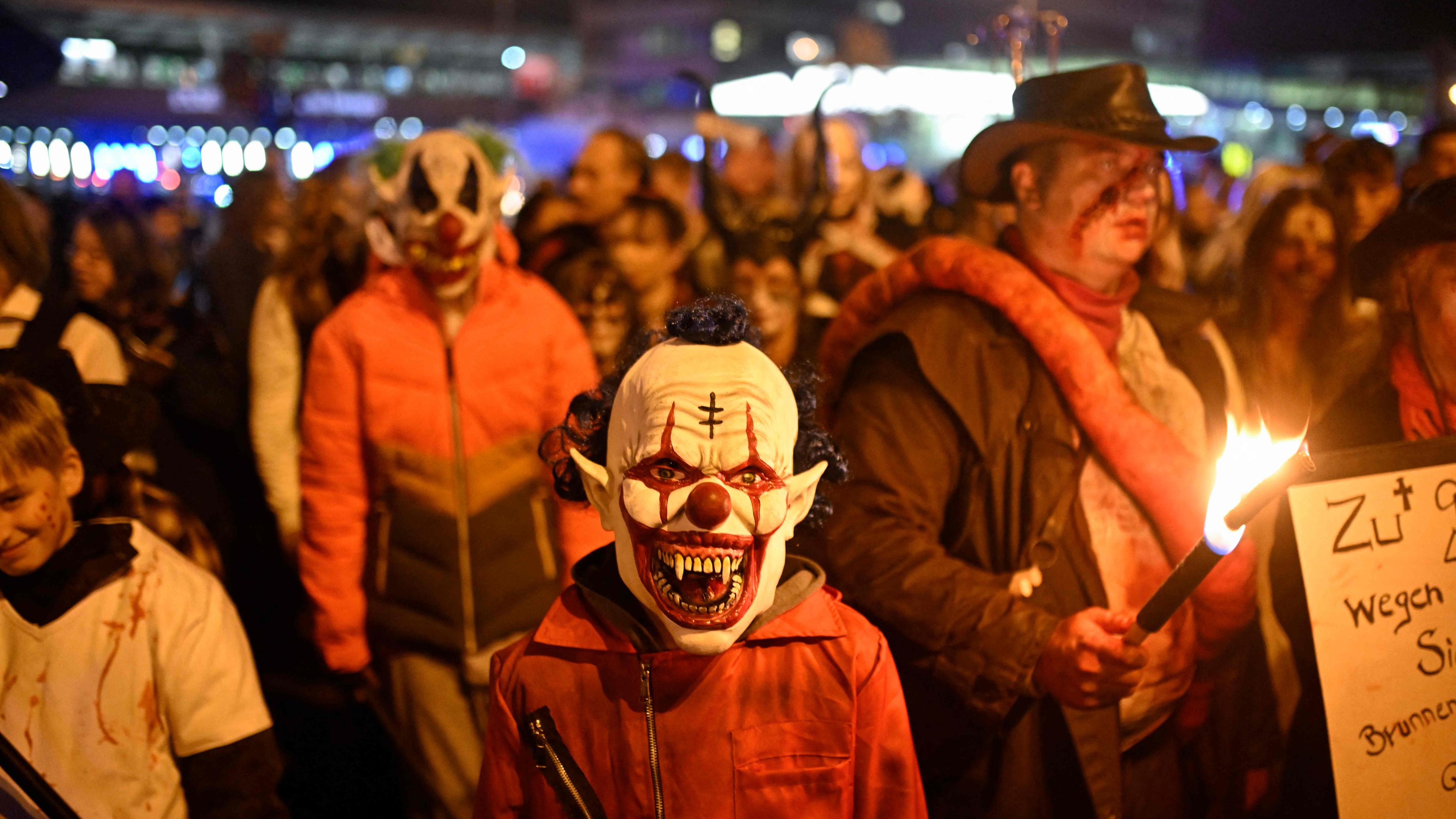 Halloween-Besucher nehmen am 31. Oktober 2024 an einem „Zombiewalk“ in Essen, Westdeutschland, teil.