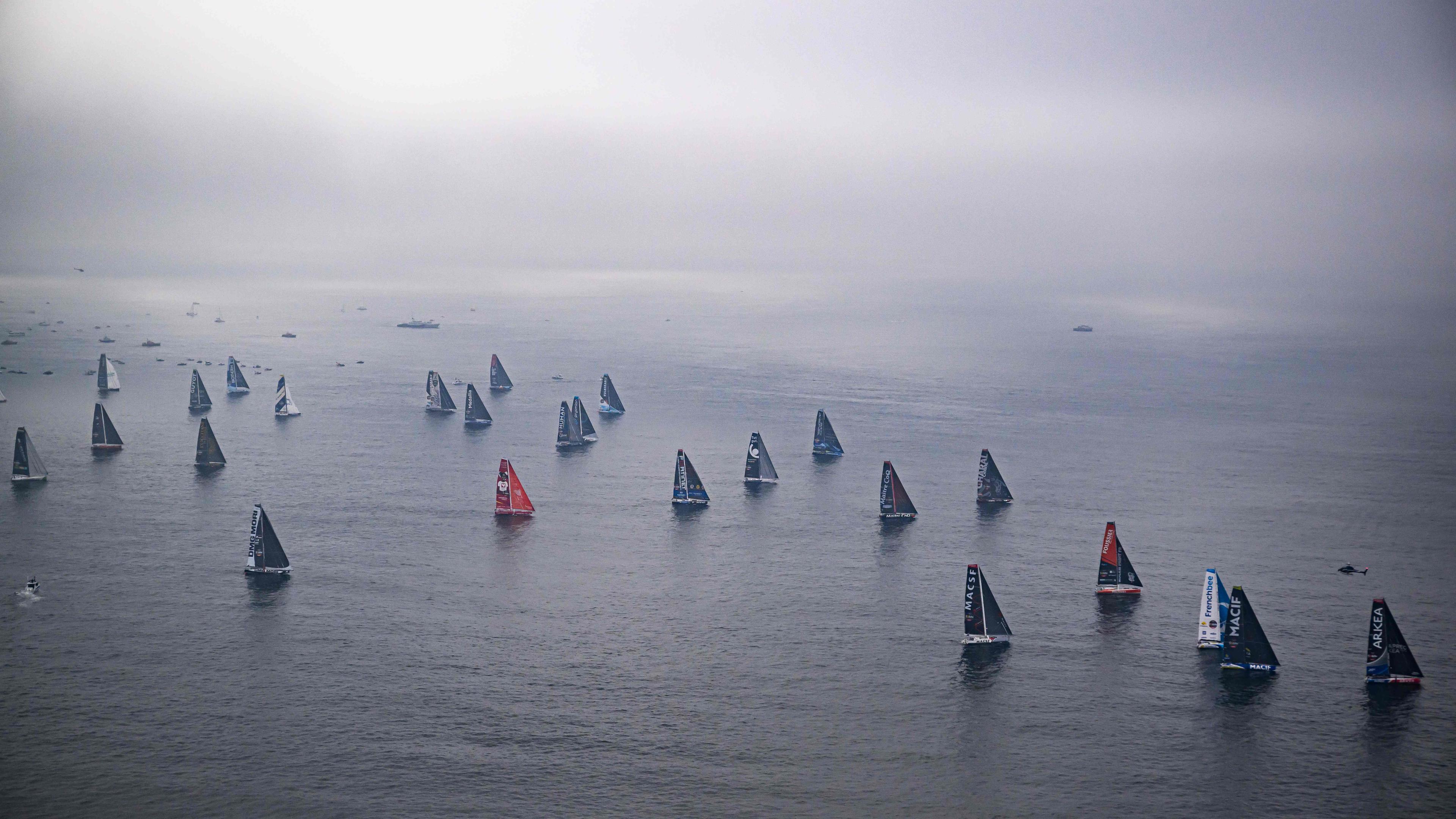Die Skipper segeln mit ihren Imoca 60 Einrumpfbooten nach dem Start der 10. Ausgabe der Vendee Globe, der Weltumsegelung für Einrumpfboote, am 10. November 2024 vor der Küste von Les Sables-d'Olonne in Westfrankreich. 