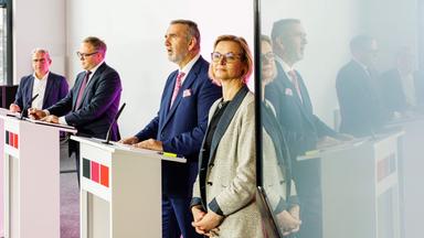 Georg Maier, Vorsitzender der Sozialdemokratischen Partei (SPD), Mario Voigt, Vorsitzender der Deutschen Christdemokraten (CDU), Steffen Schütz und Katja Wolf, Co-Vorsitzende der Linkspartei Sahra Wagenknecht Bündnis (BSW) in Thüringen am 22.11.2024