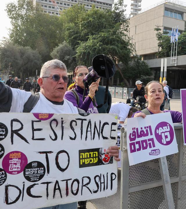 Demonstranten fordern die Freilassung von Israelis und kritisieren Netanyahu