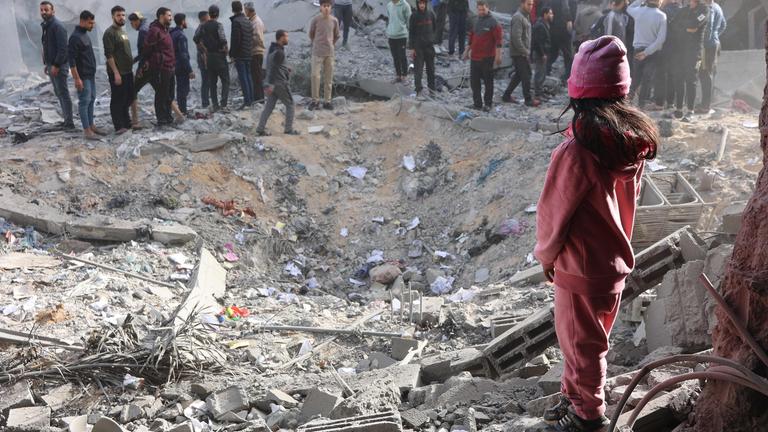  Zivilisten kontrollieren den Ort eines israelischen Angriffs in einem Wohngebiet im Stadtteil Tuffah, östlich von Gaza-Stadt am 26.12.2024