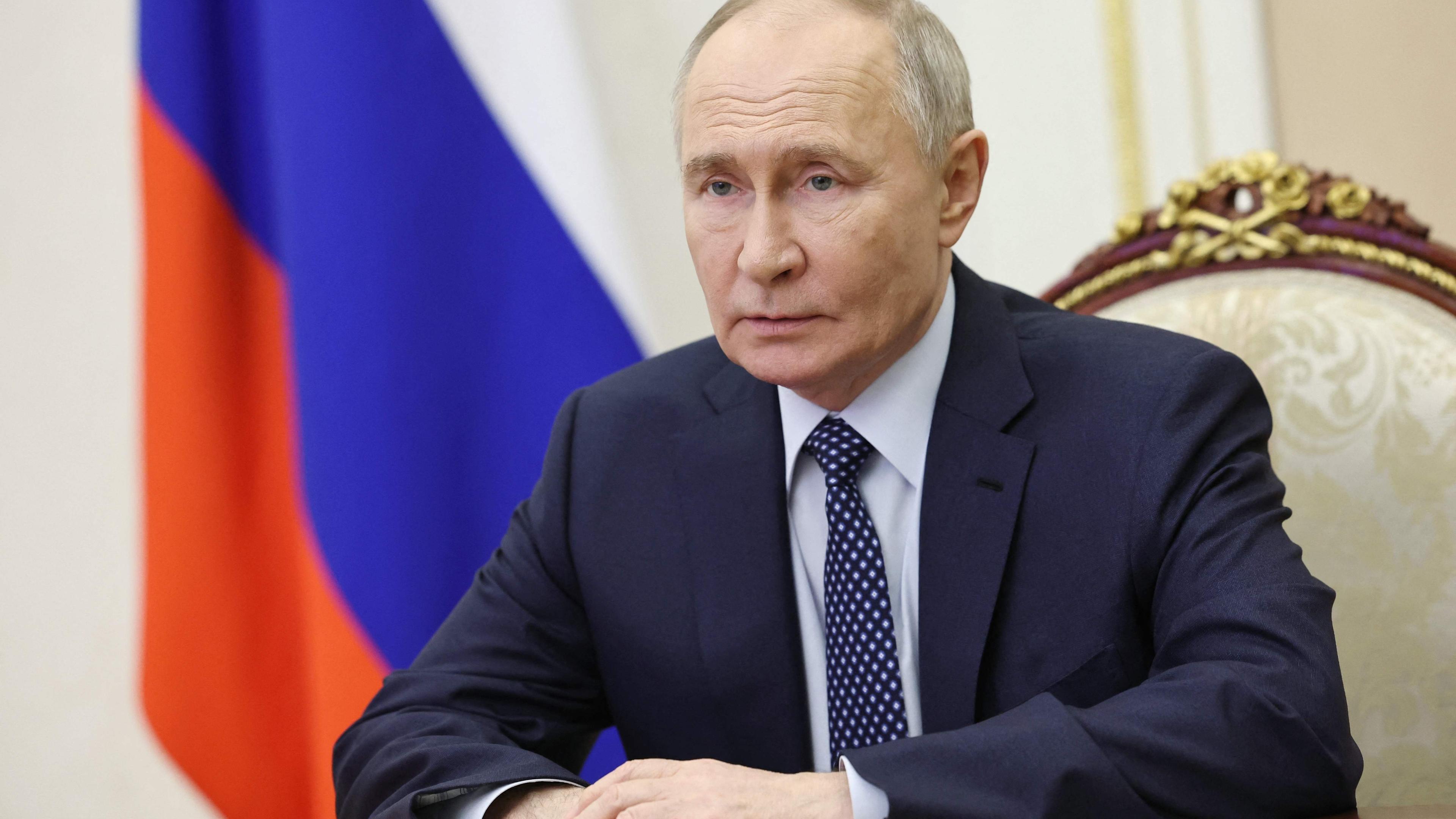 Auf diesem Poolfoto hält der russische Präsident Wladimir Putin in Moskau am 28. Dezember 2024 eine Sitzung des Sicherheitsrates per Videokonferenz ab.