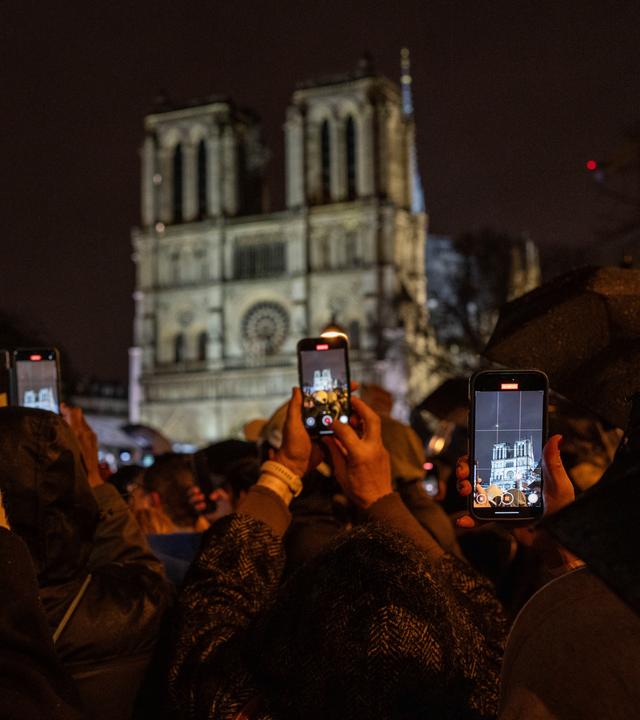 Notre Dame und Pariser mit Handys