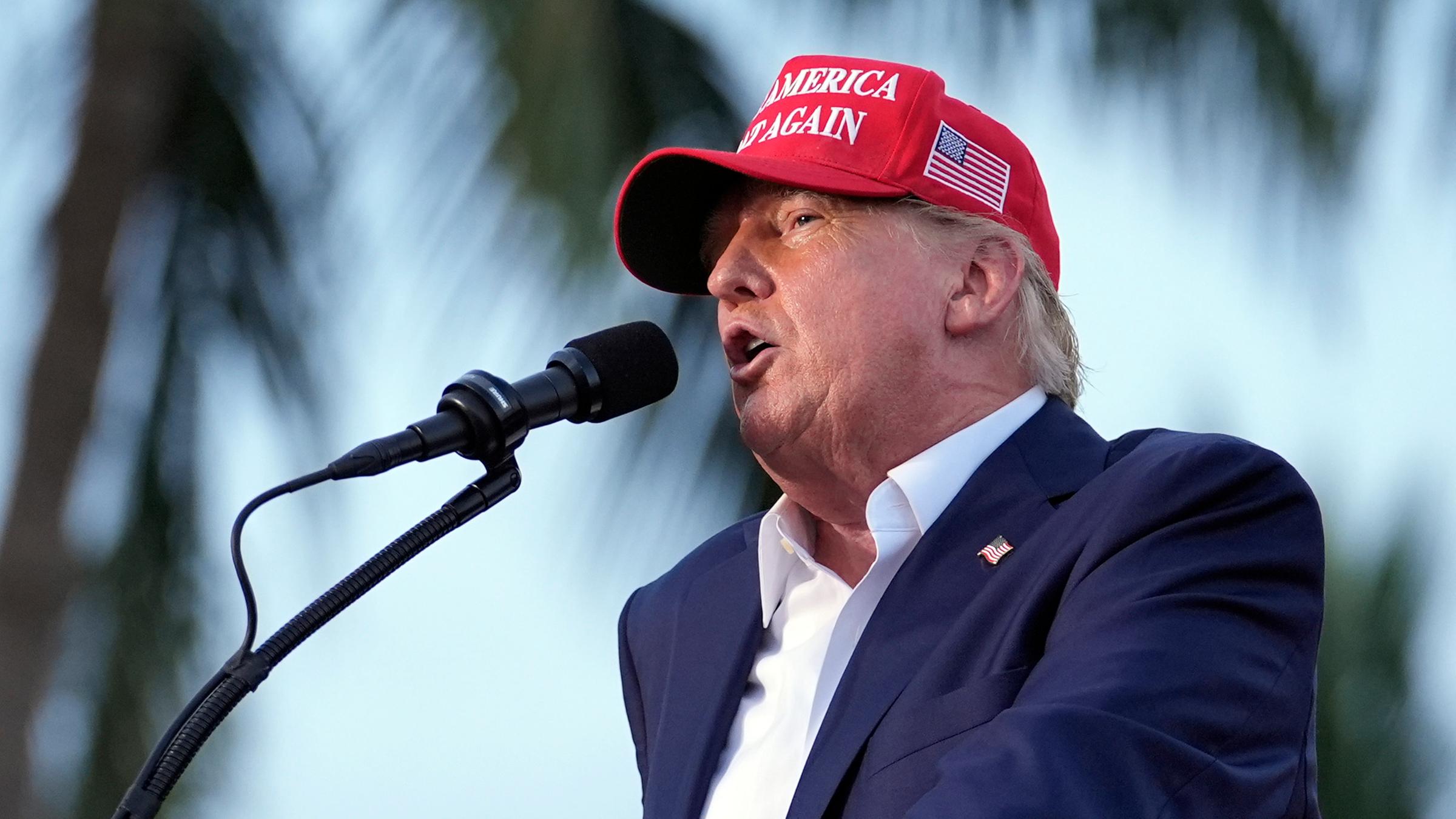 Der republikanische Präsidentschaftskandidat und ehemalige Präsident Donald Trump spricht bei einer Wahlkampfveranstaltung im Trump National Doral Miami, Dienstag, 9. Juli 2024, in Doral, Florida.