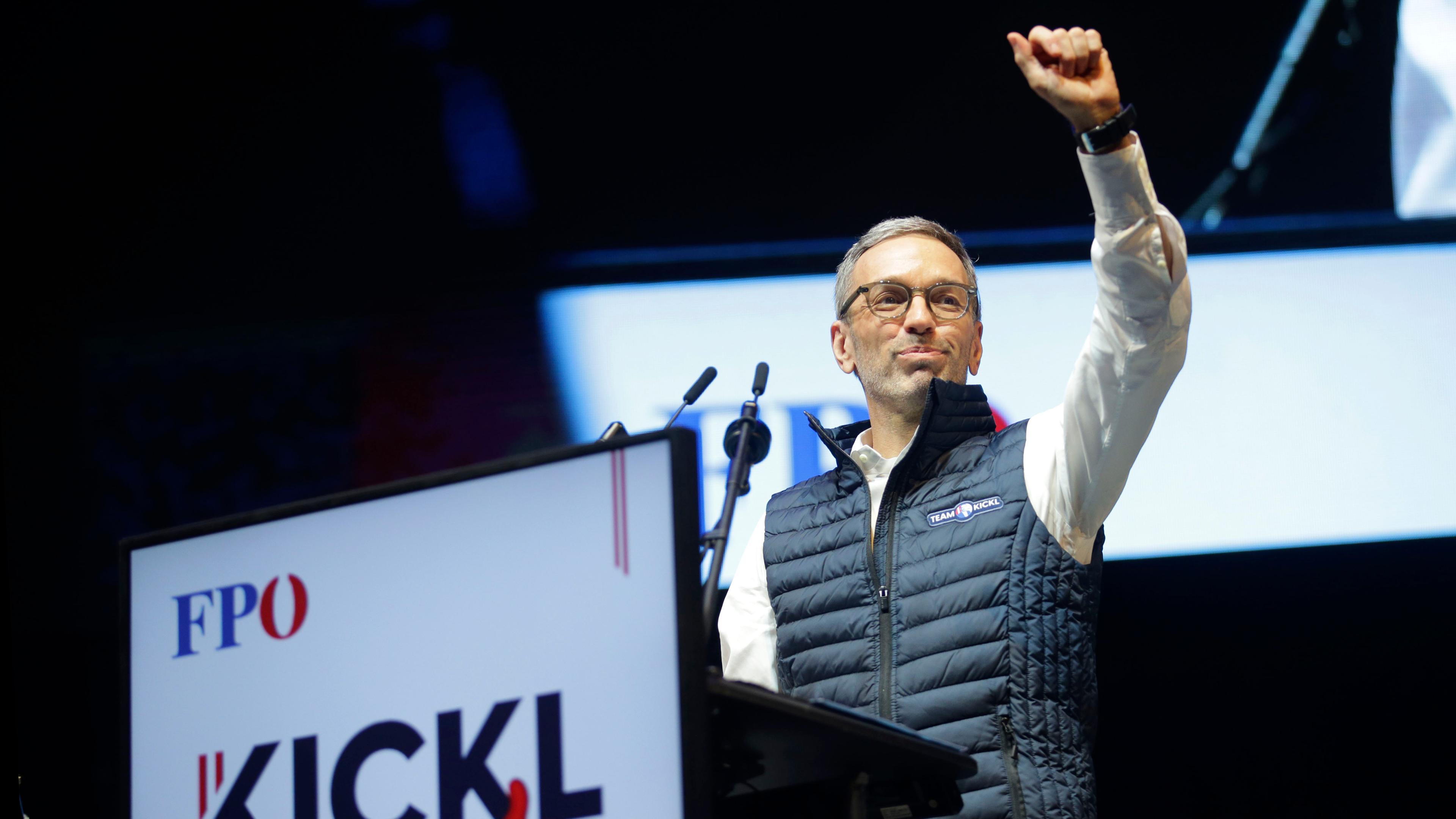 FPÖ-Chef Herbert Kickl kommt zu einer letzten Wahlkampfveranstaltung am Stephansplatz in Wien, Österreich, Freitag, 27. September 2024, vor den Nationalratswahlen am 29. September