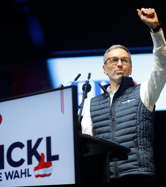 FPÖ-Chef Herbert Kickl kommt zu einer letzten Wahlkampfveranstaltung am Stephansplatz in Wien, Österreich, Freitag, 27. September 2024, vor den Nationalratswahlen am 29. September
