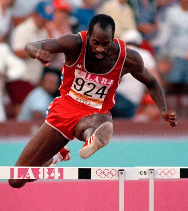 Edwin Moses springt über eine Hürde beim 400 Meter Lauf