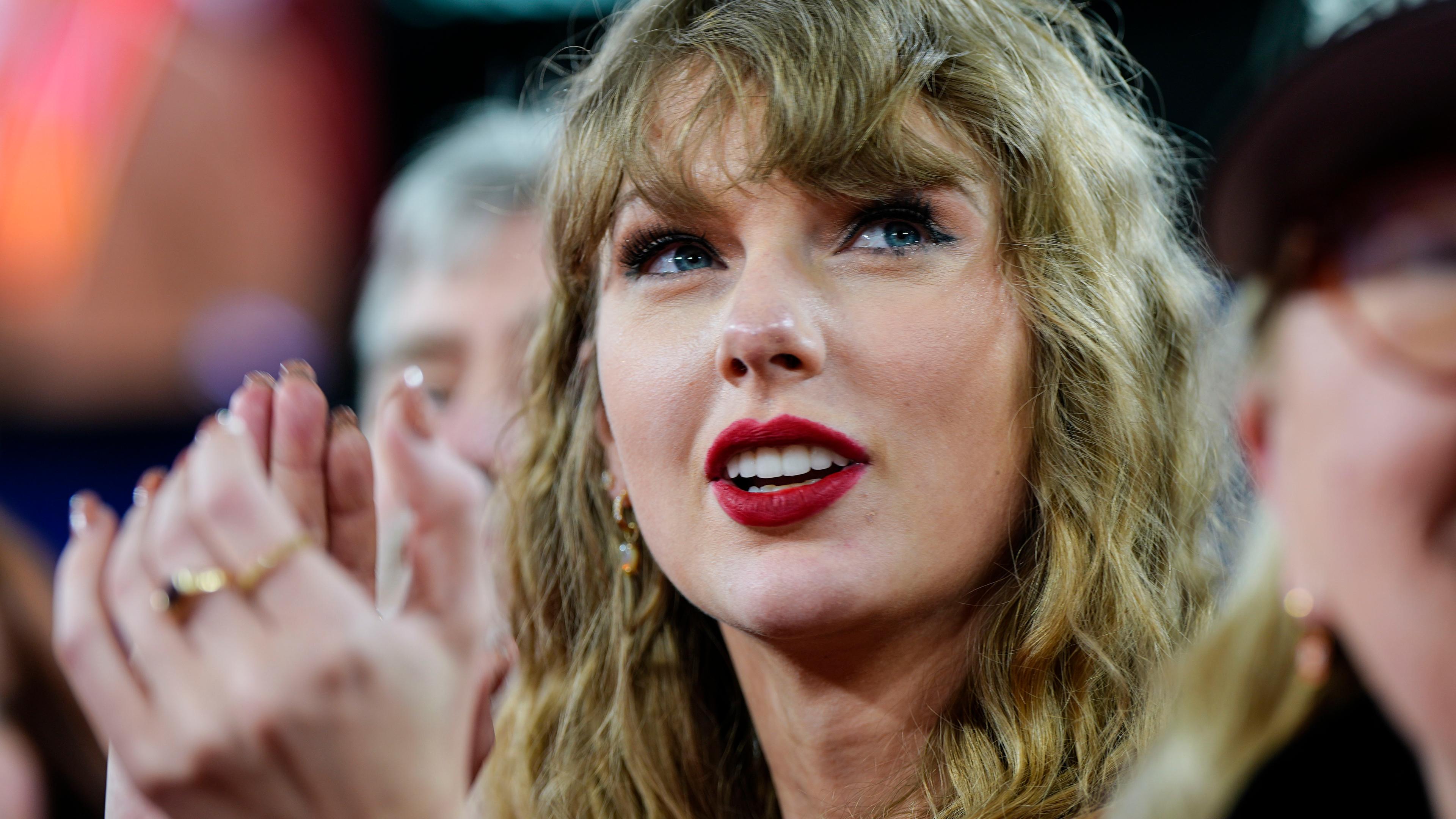 Archiv: Baltimore, 28.01.2024: Taylor Swift am Rand eines Spiels der NFL.