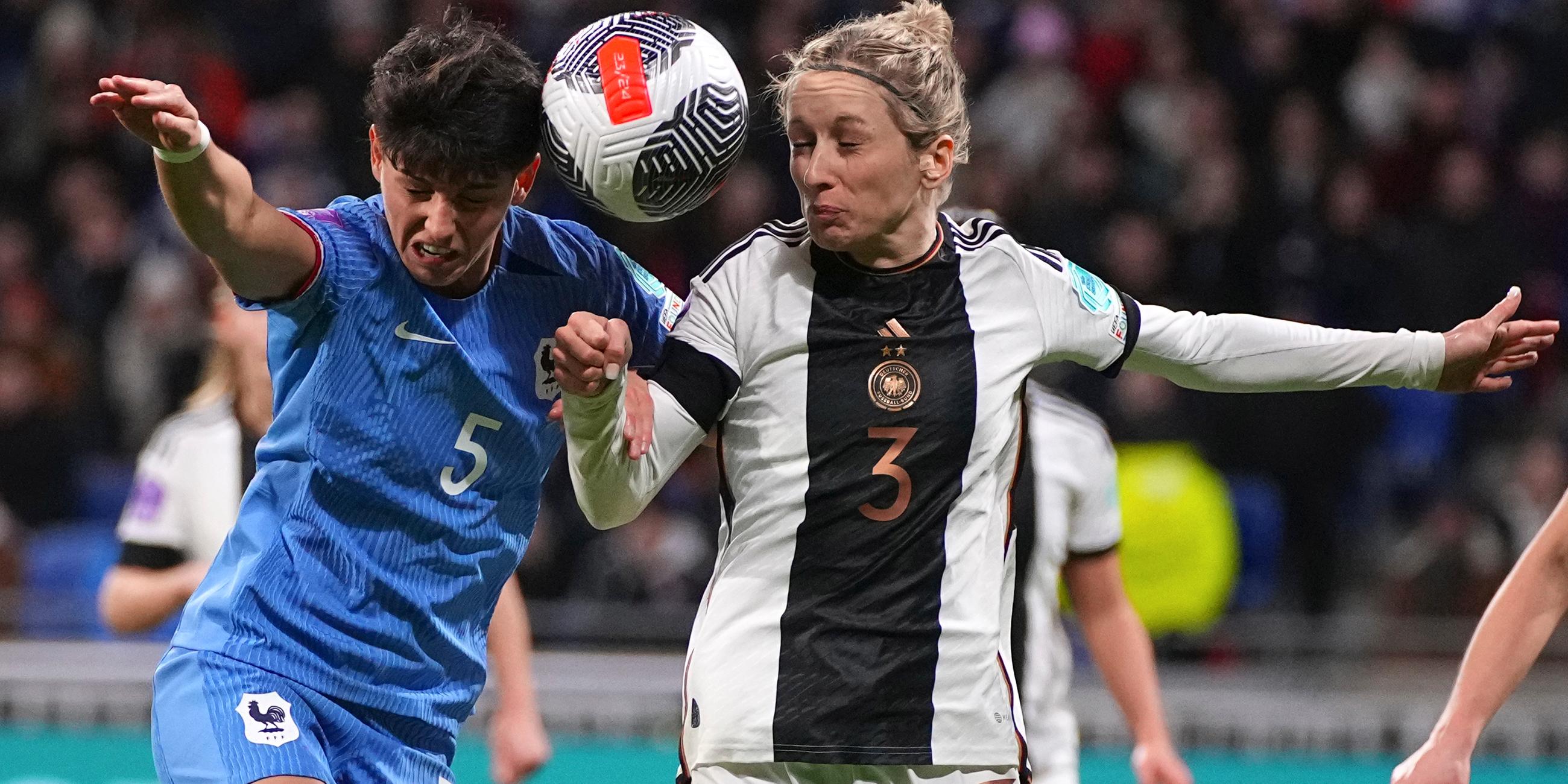 Frankreichs Elisa de Almeida im Zweikampf mit Kathrin Hendrich