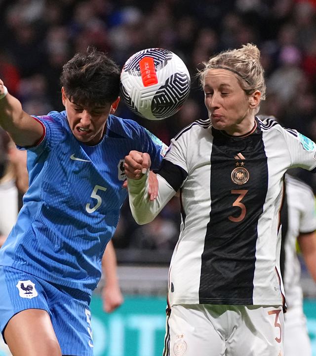 Frankreichs Elisa de Almeida im Zweikampf mit Kathrin Hendrich